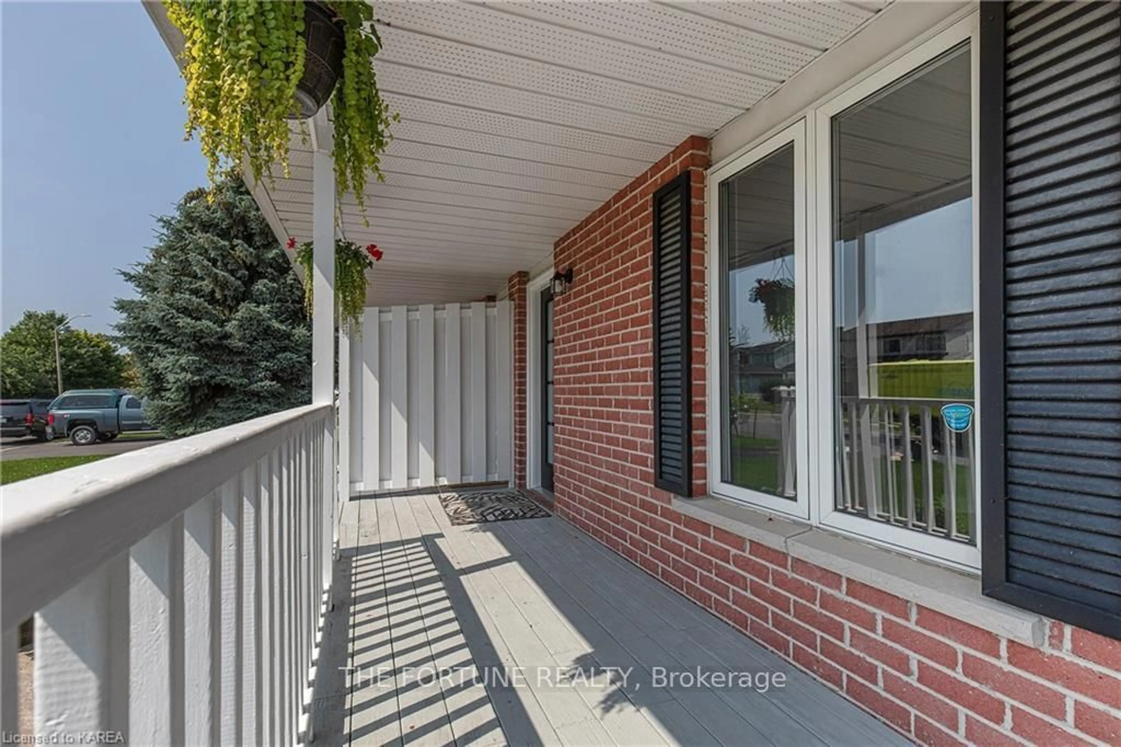 Indoor entryway for 293 Grandtrunk Ave, Kingston Ontario K7M 9E2