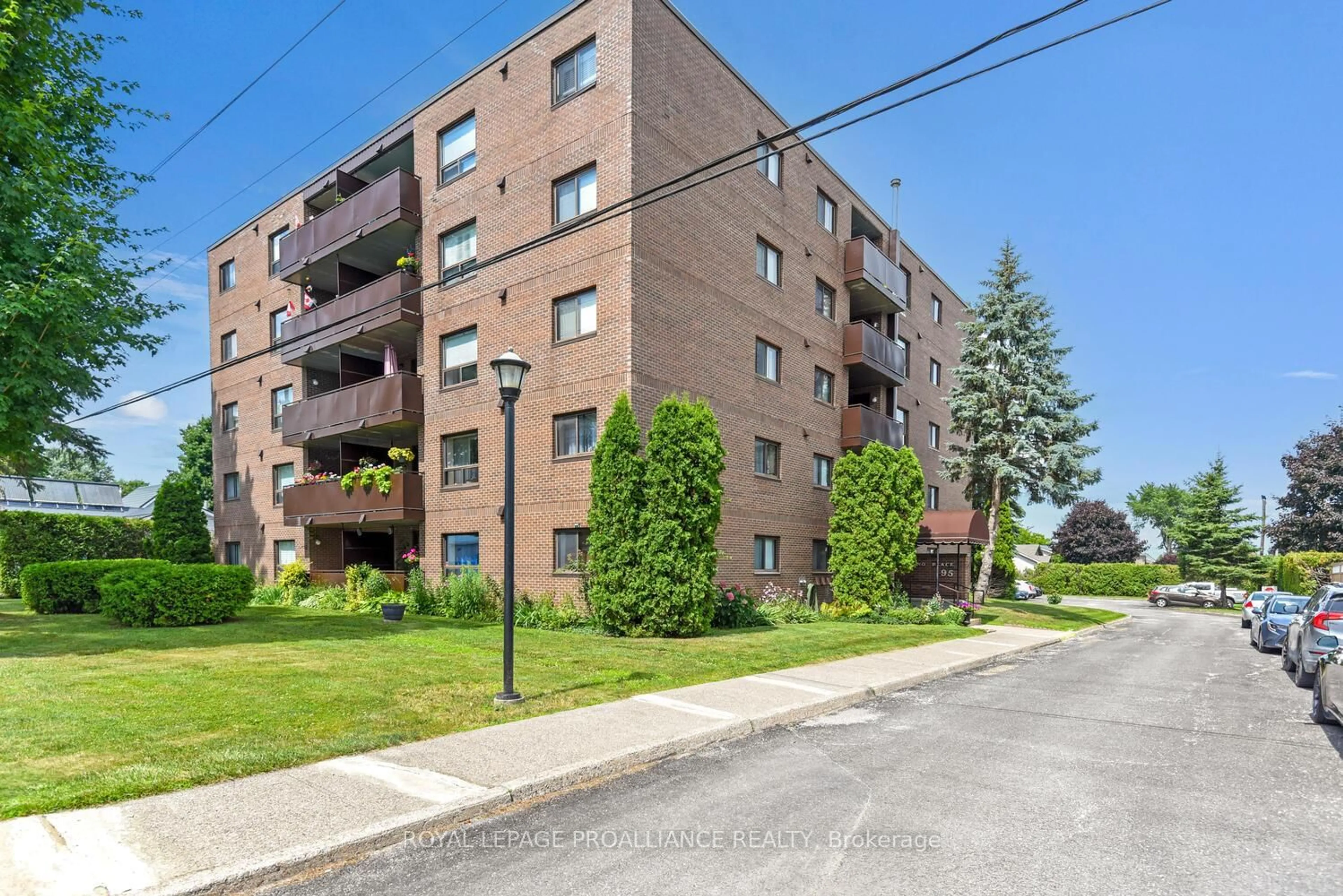 Patio, street for 95 Windsor Dr #502, Brockville Ontario K6V 3H7