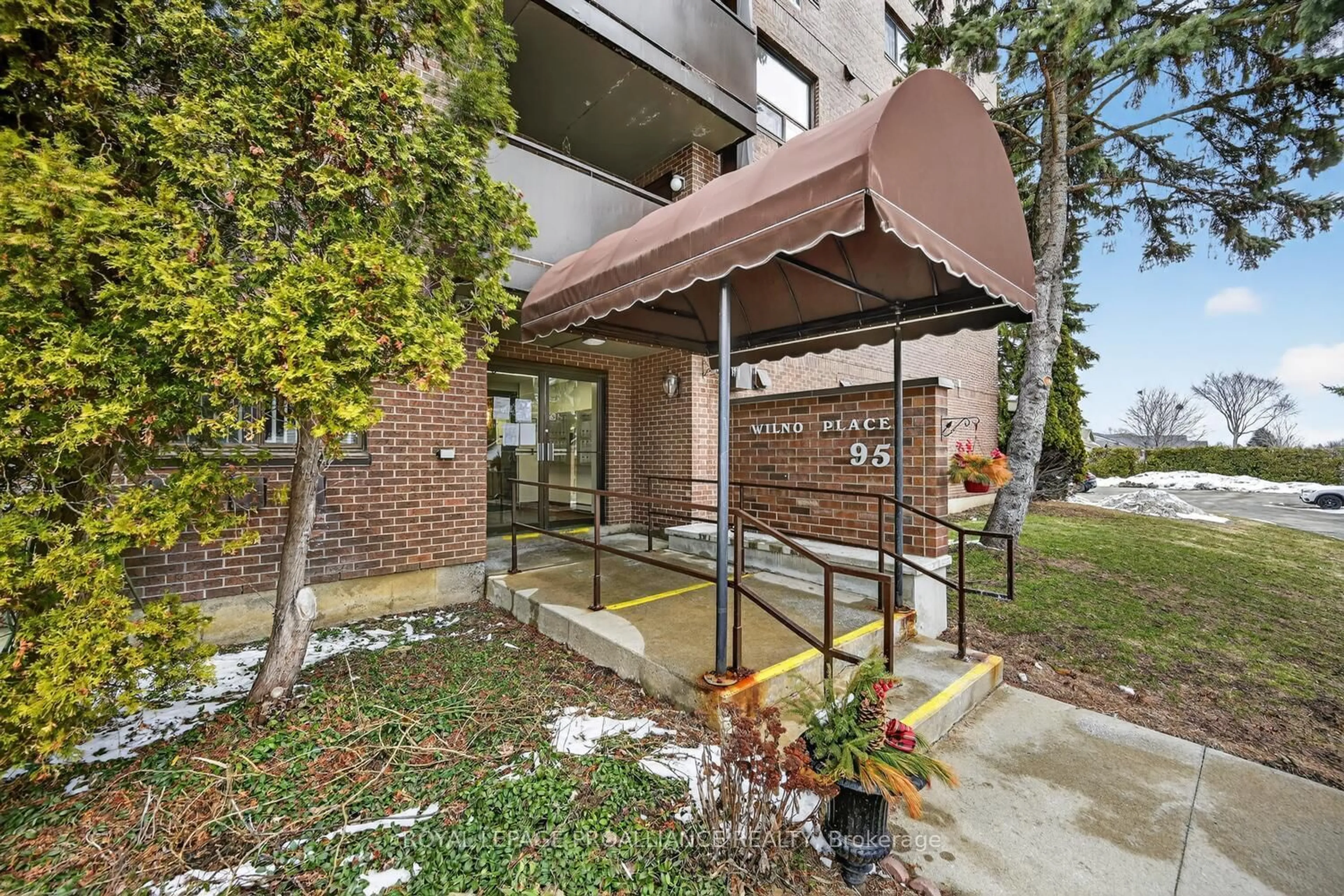 Patio, unknown for 95 Windsor Dr #502, Brockville Ontario K6V 3H7