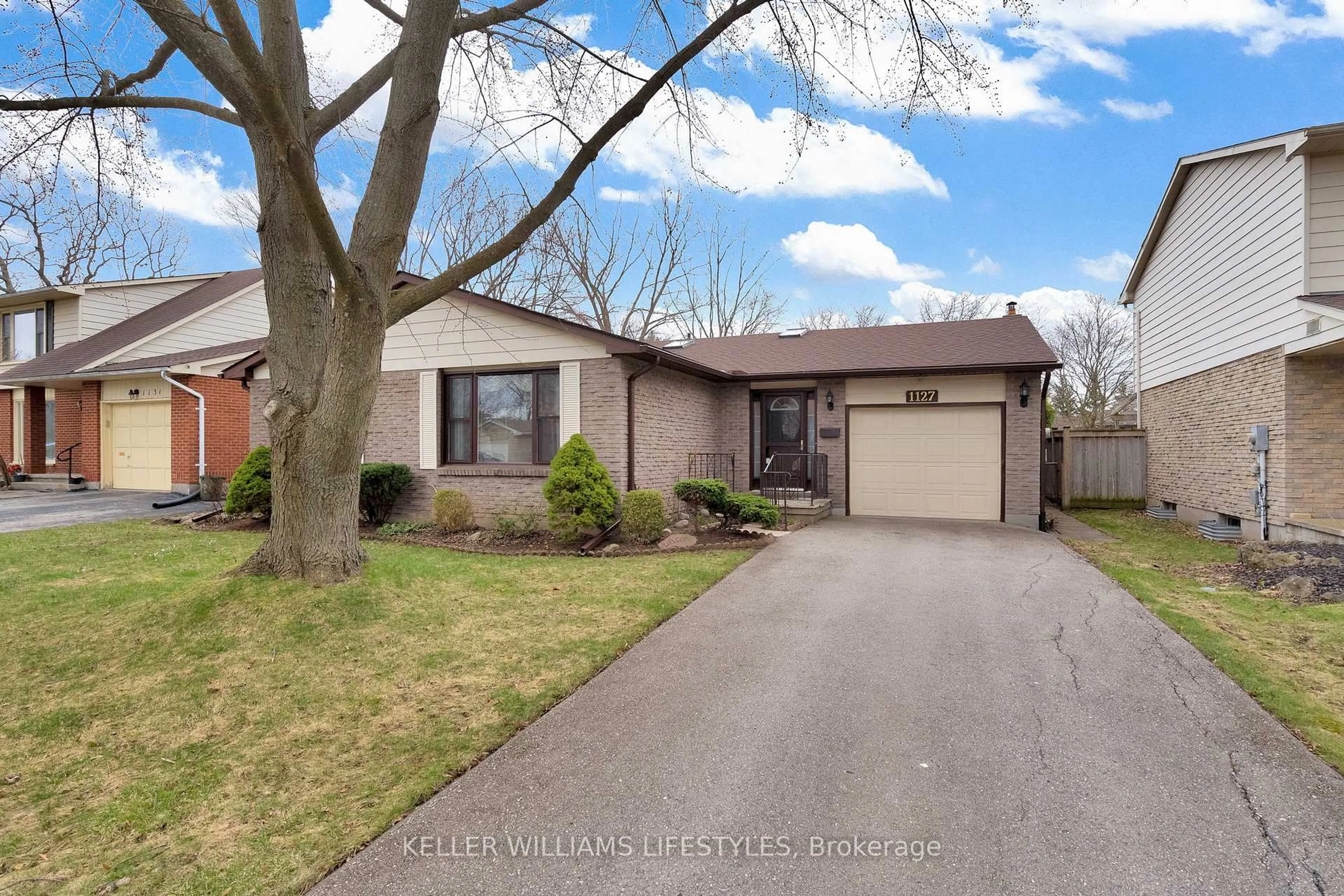 Home with vinyl exterior material, street for 1127 Quinton Rd, London North Ontario N6H 4P9