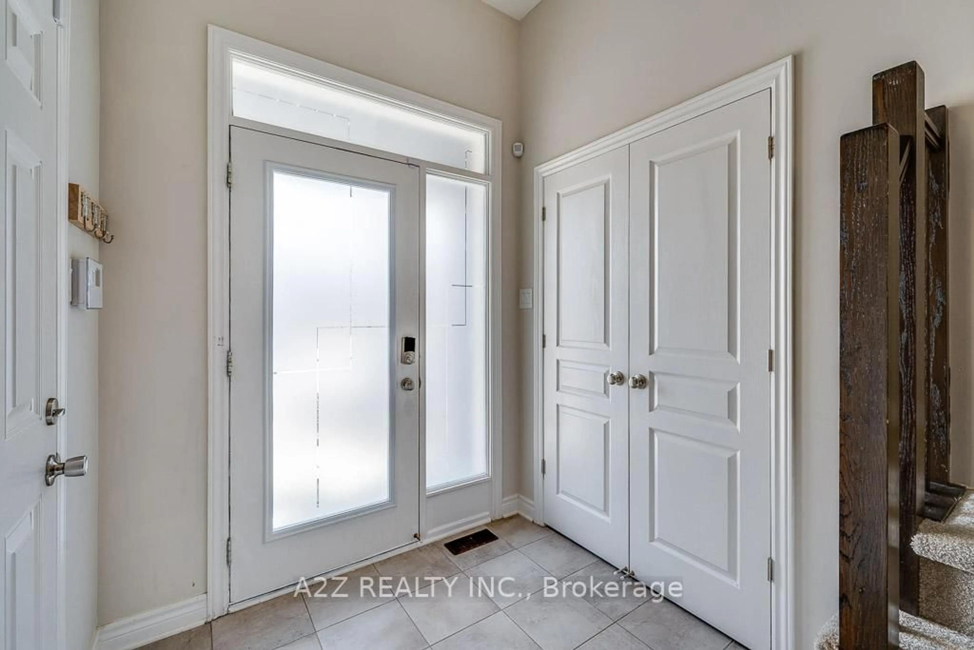 Indoor entryway for 487 Markdale Terr, Ottawa Ontario K1X 0B5