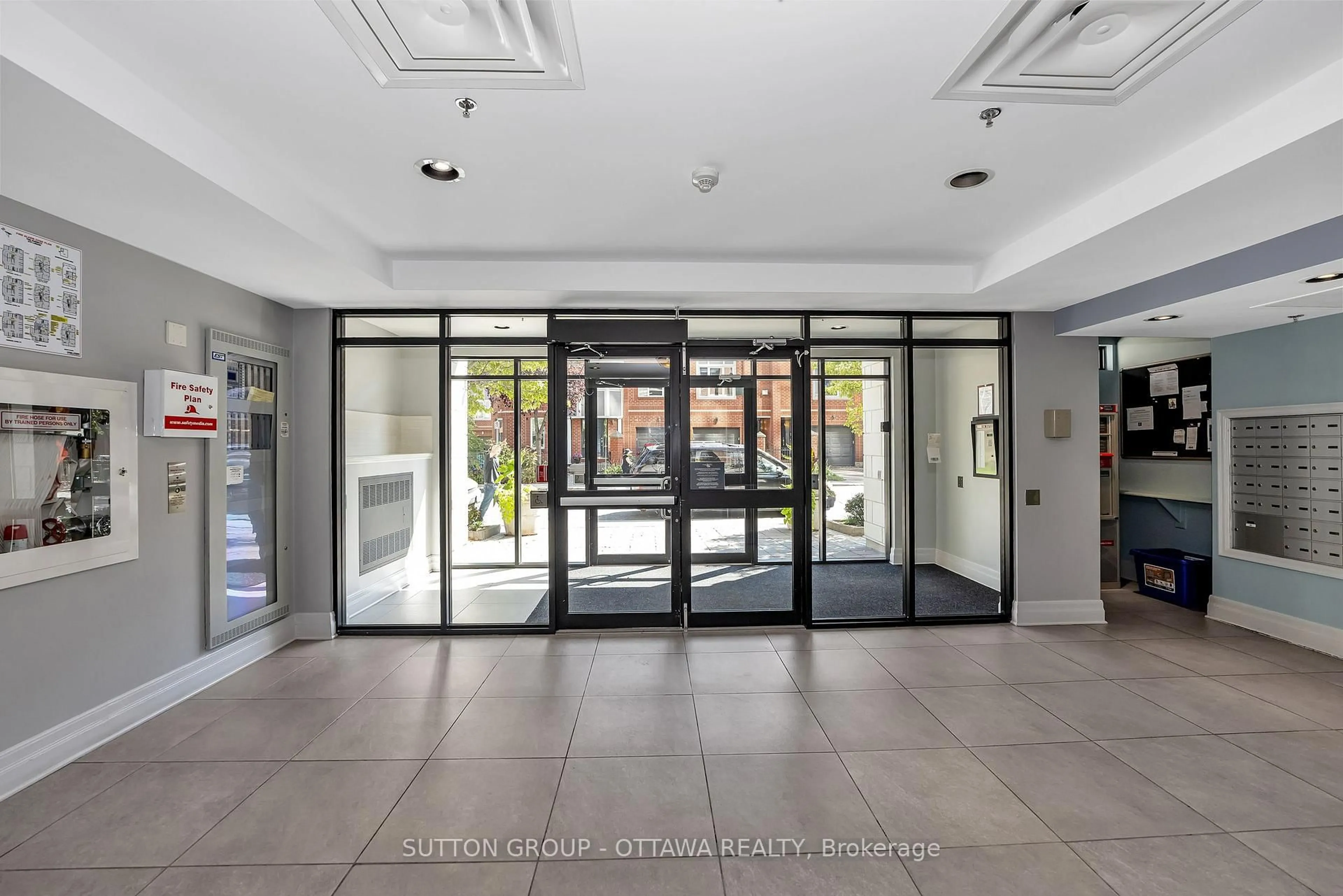 Indoor foyer for 375 Lisgar St #903, Ottawa Ontario K2P 0E3