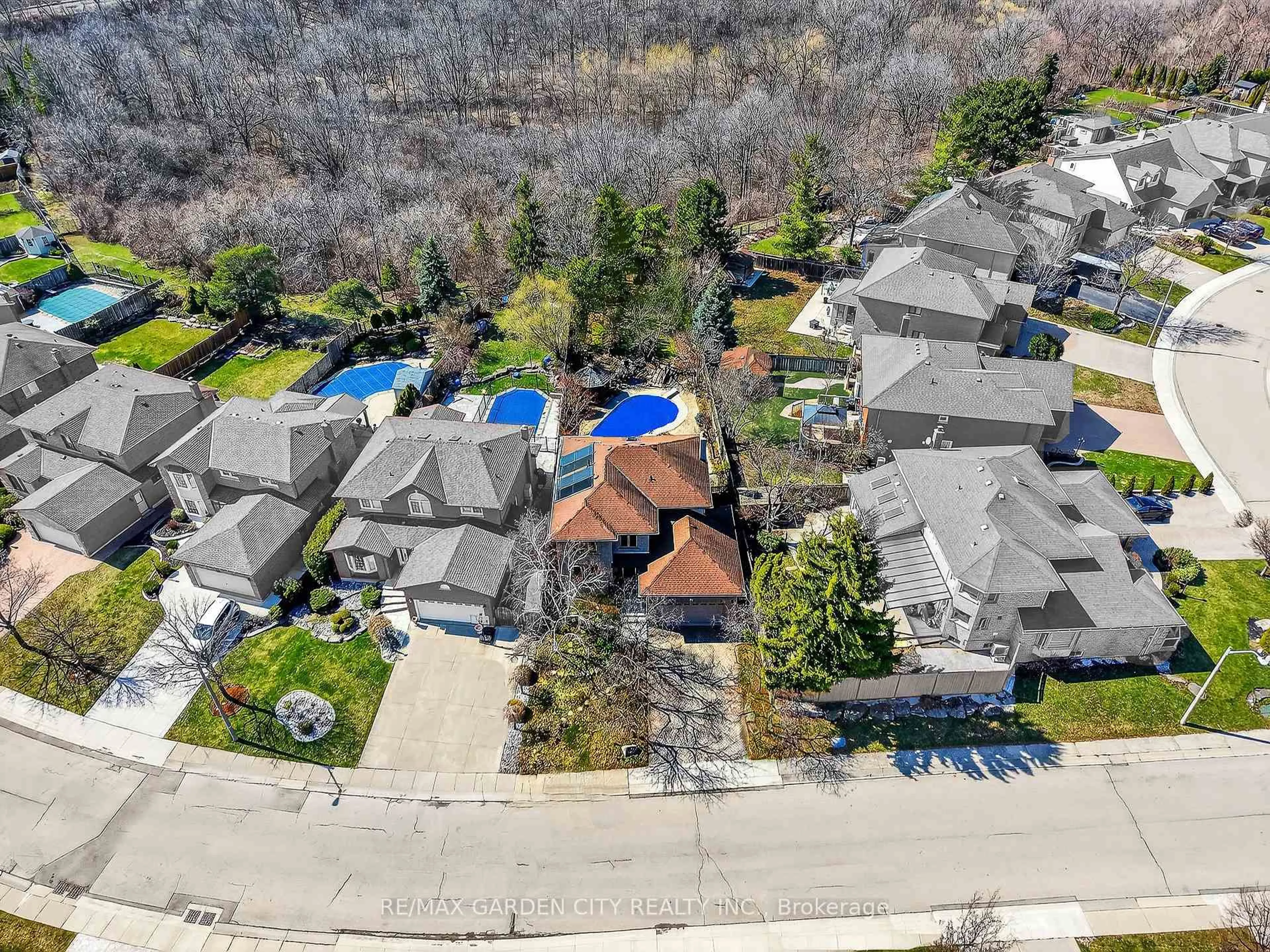 A pic from outside/outdoor area/front of a property/back of a property/a pic from drone, street for 72 National Dr, Hamilton Ontario L8G 5A8