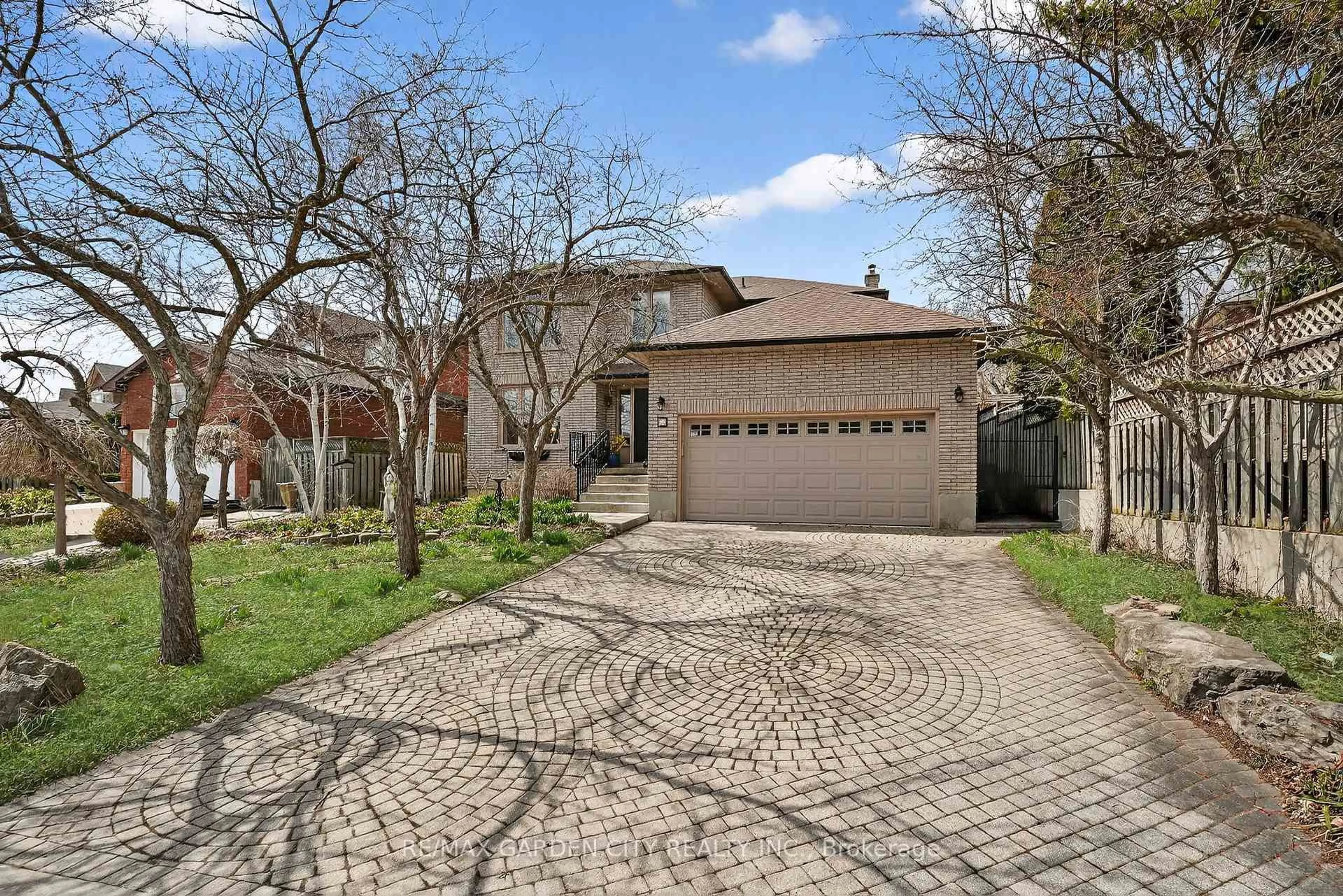 A pic from outside/outdoor area/front of a property/back of a property/a pic from drone, street for 72 National Dr, Hamilton Ontario L8G 5A8