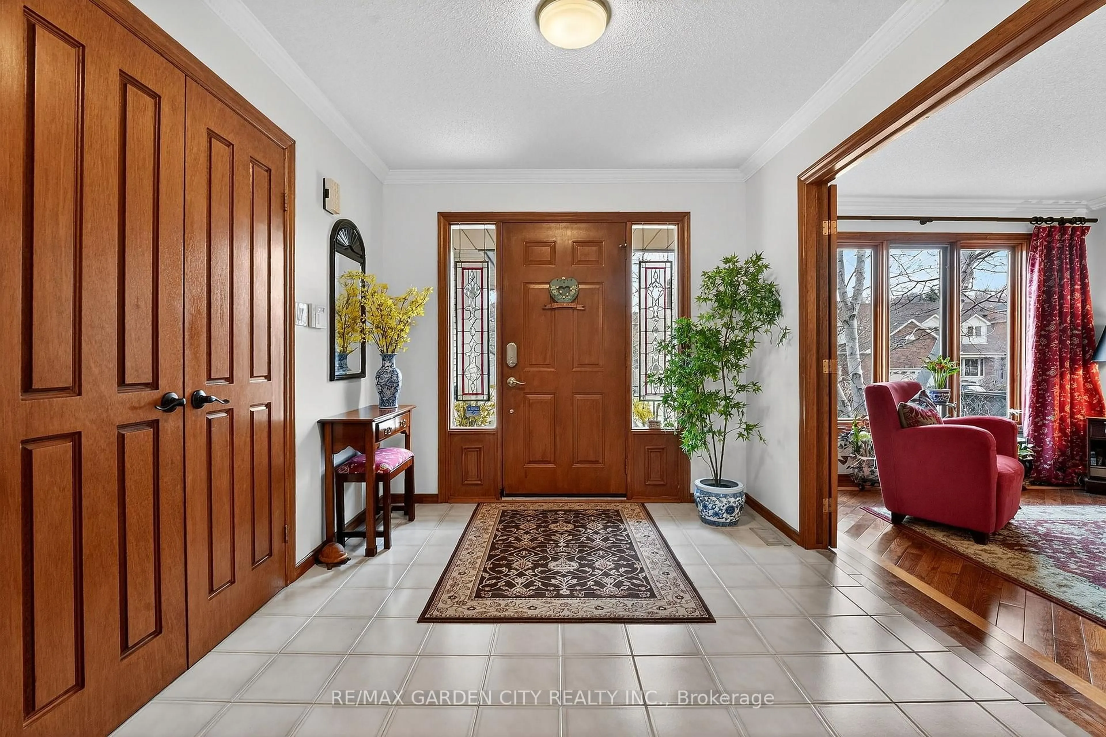 Indoor entryway for 72 National Dr, Hamilton Ontario L8G 5A8