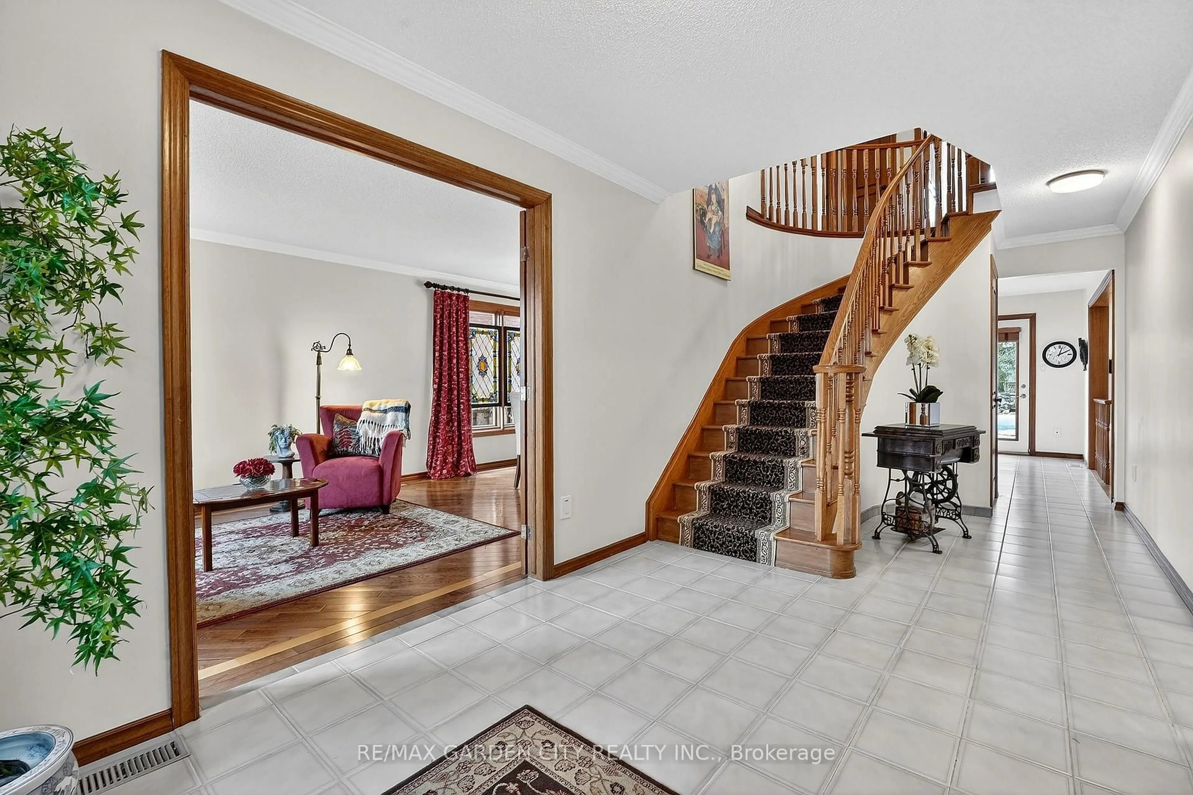 Indoor foyer for 72 National Dr, Hamilton Ontario L8G 5A8