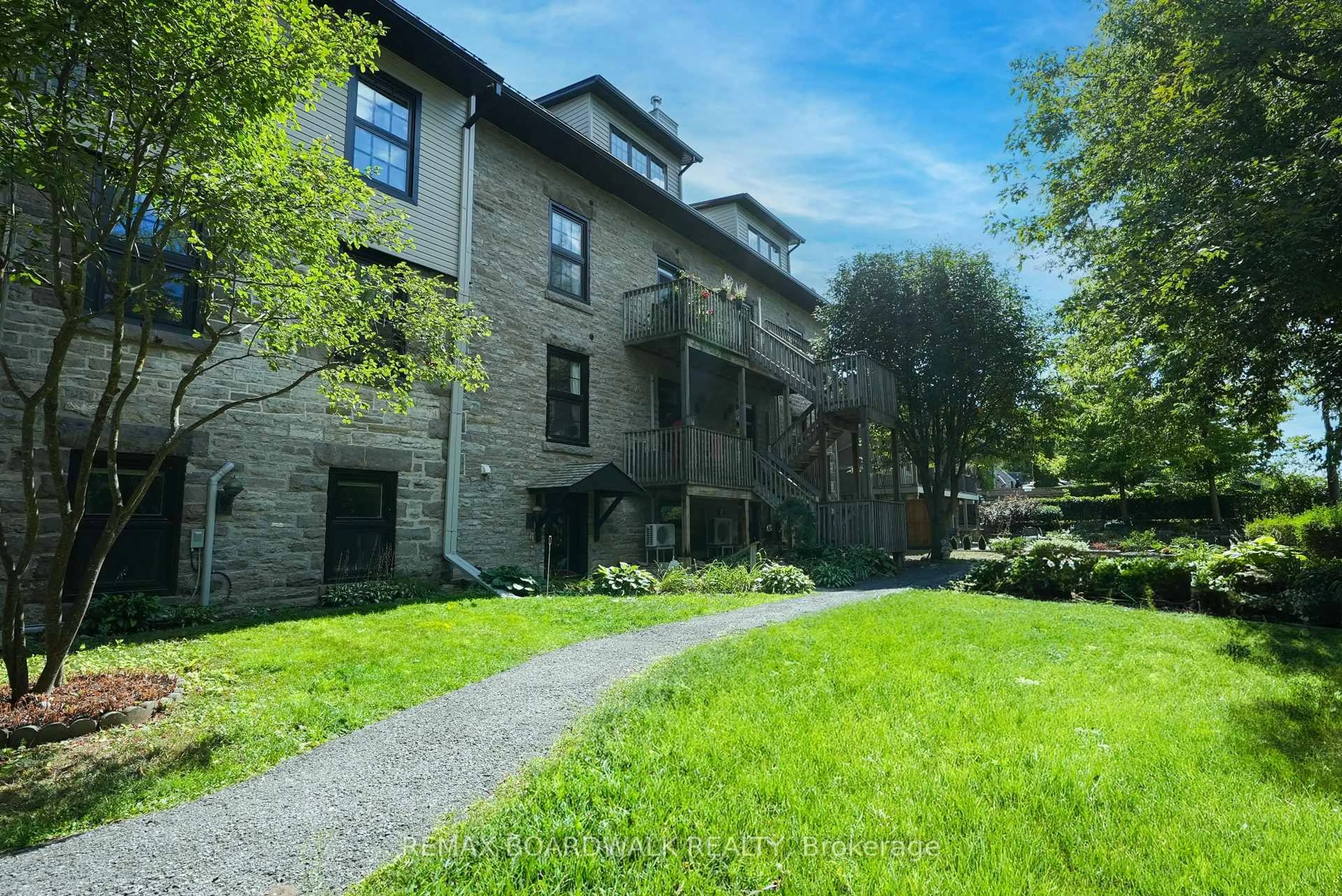 A pic from outside/outdoor area/front of a property/back of a property/a pic from drone, building for 49 Mill St #6, Carleton Place Ontario K7C 1T6