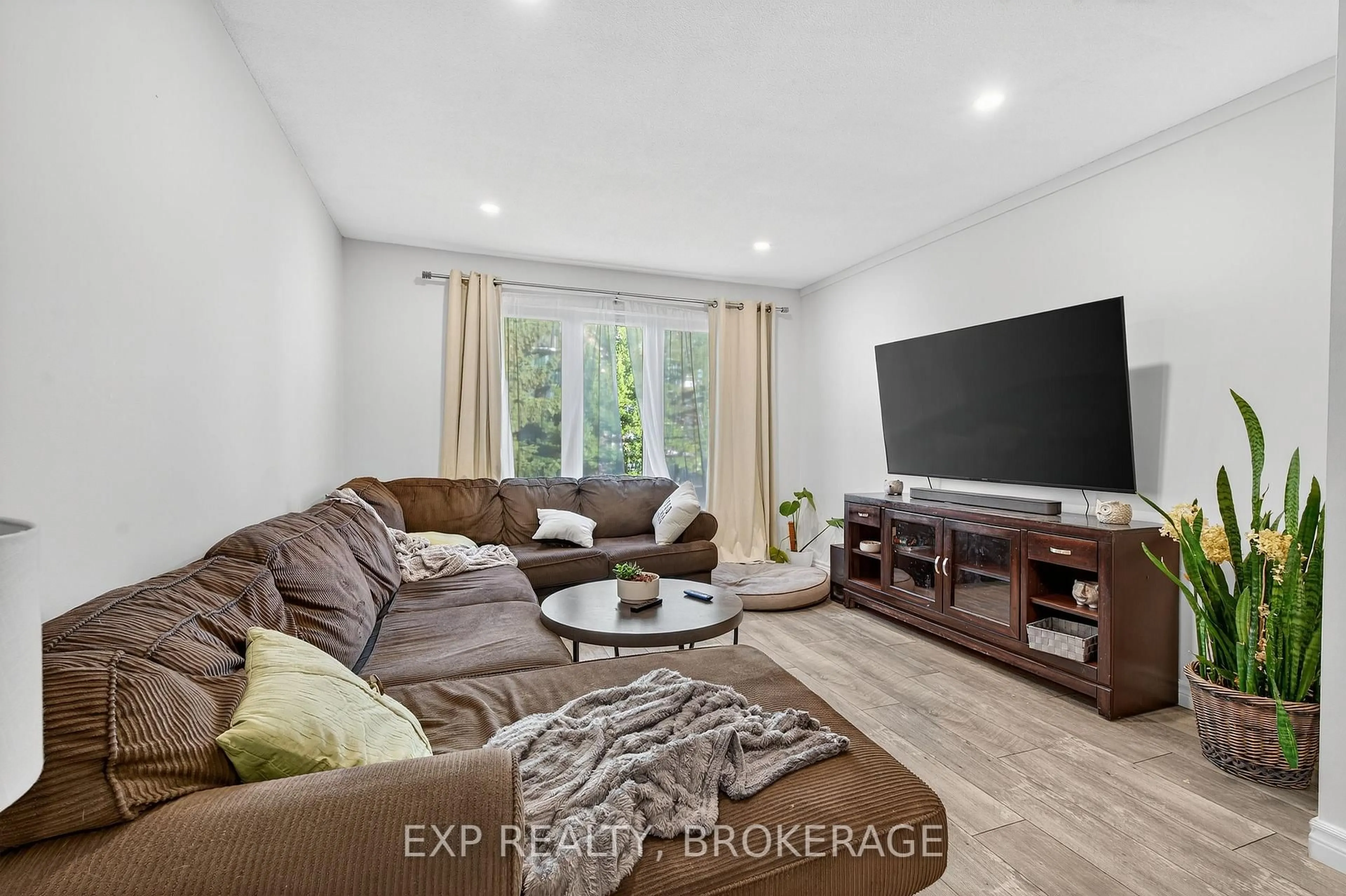 Living room with furniture, unknown for 753 RIDLEY Dr, Kingston Ontario K7P 2A6