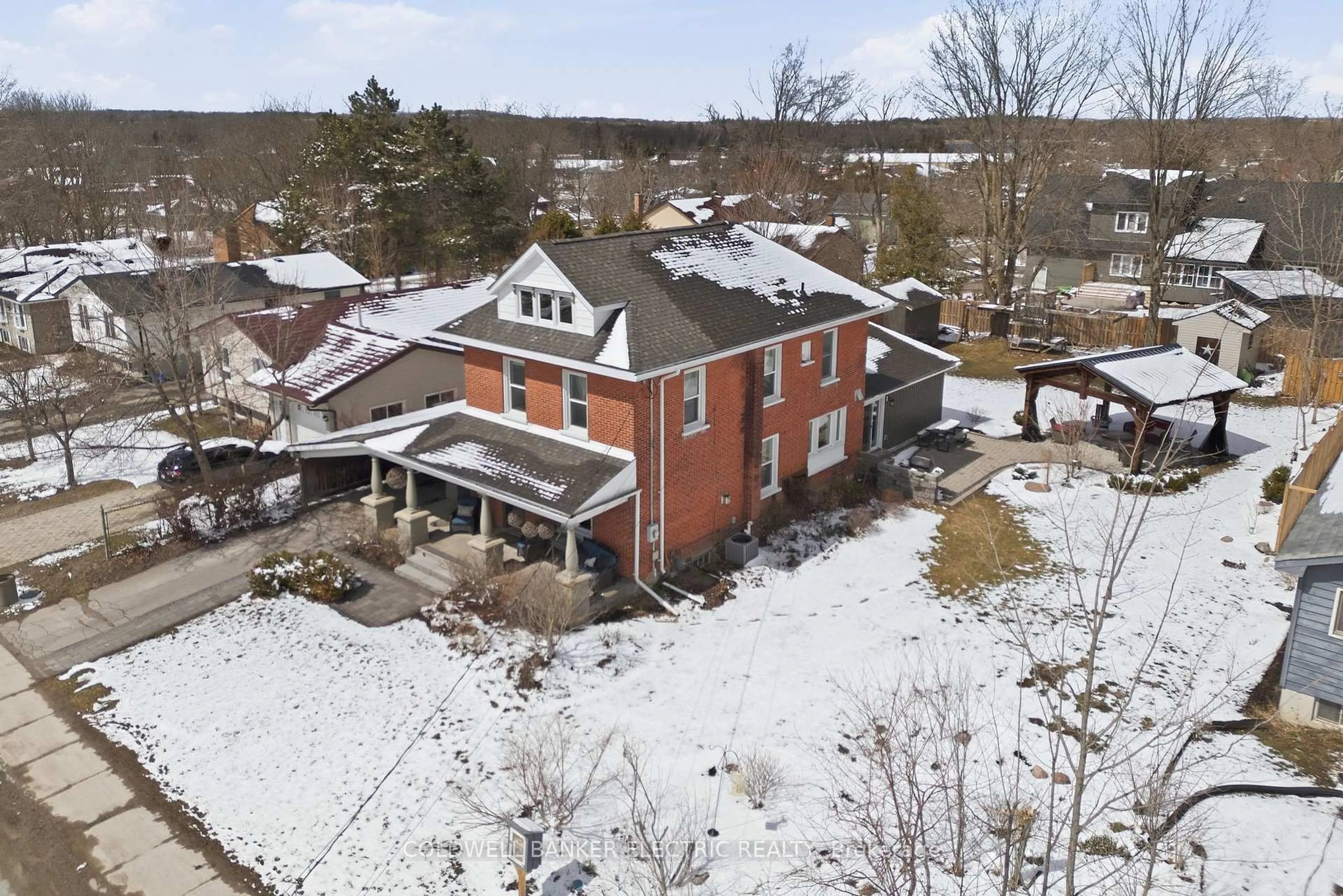 A pic from outside/outdoor area/front of a property/back of a property/a pic from drone, building for 36 Ermatinger St, Selwyn Ontario K0L 2H0