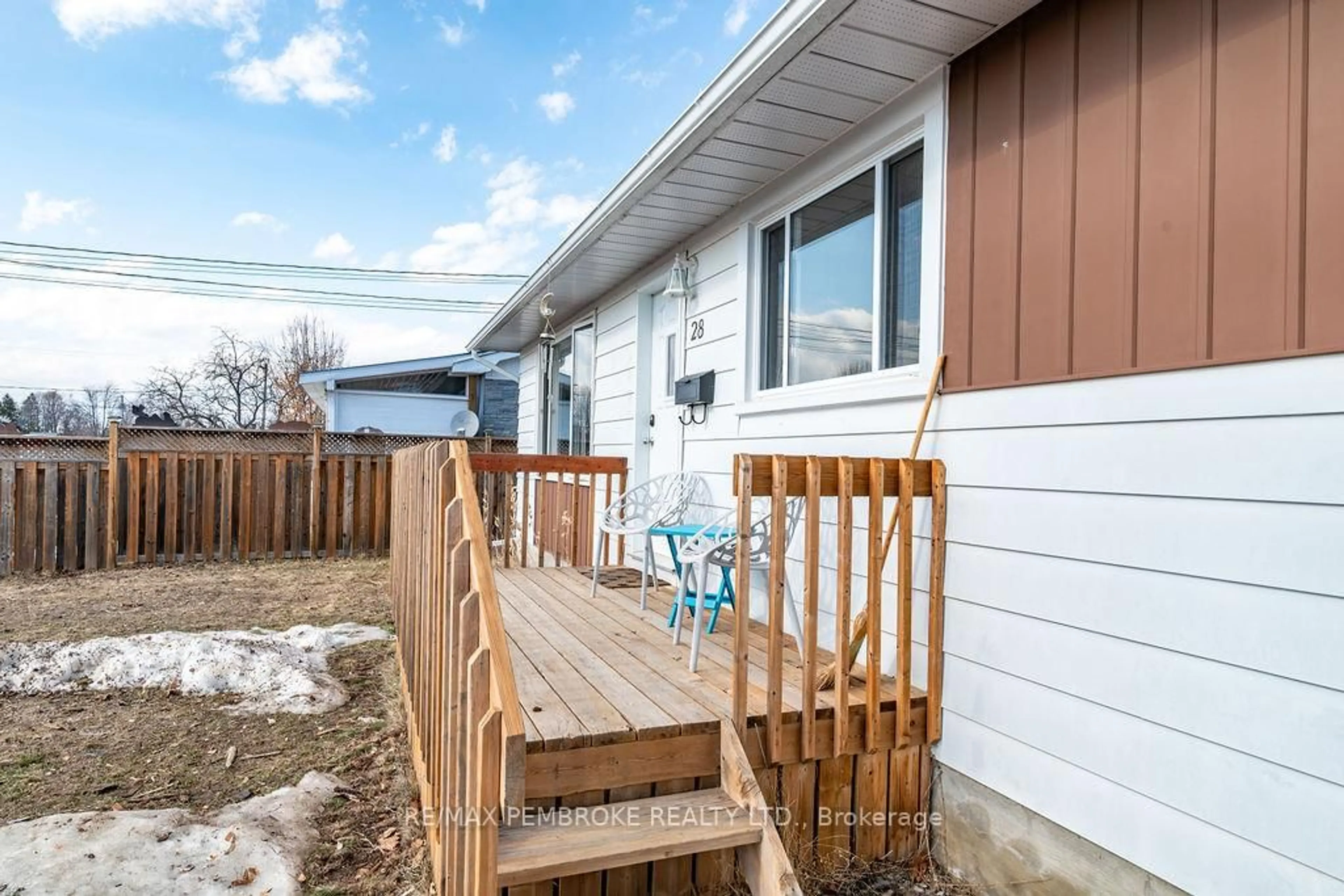 Patio, street for 28 John St, Petawawa Ontario K8H 1S7
