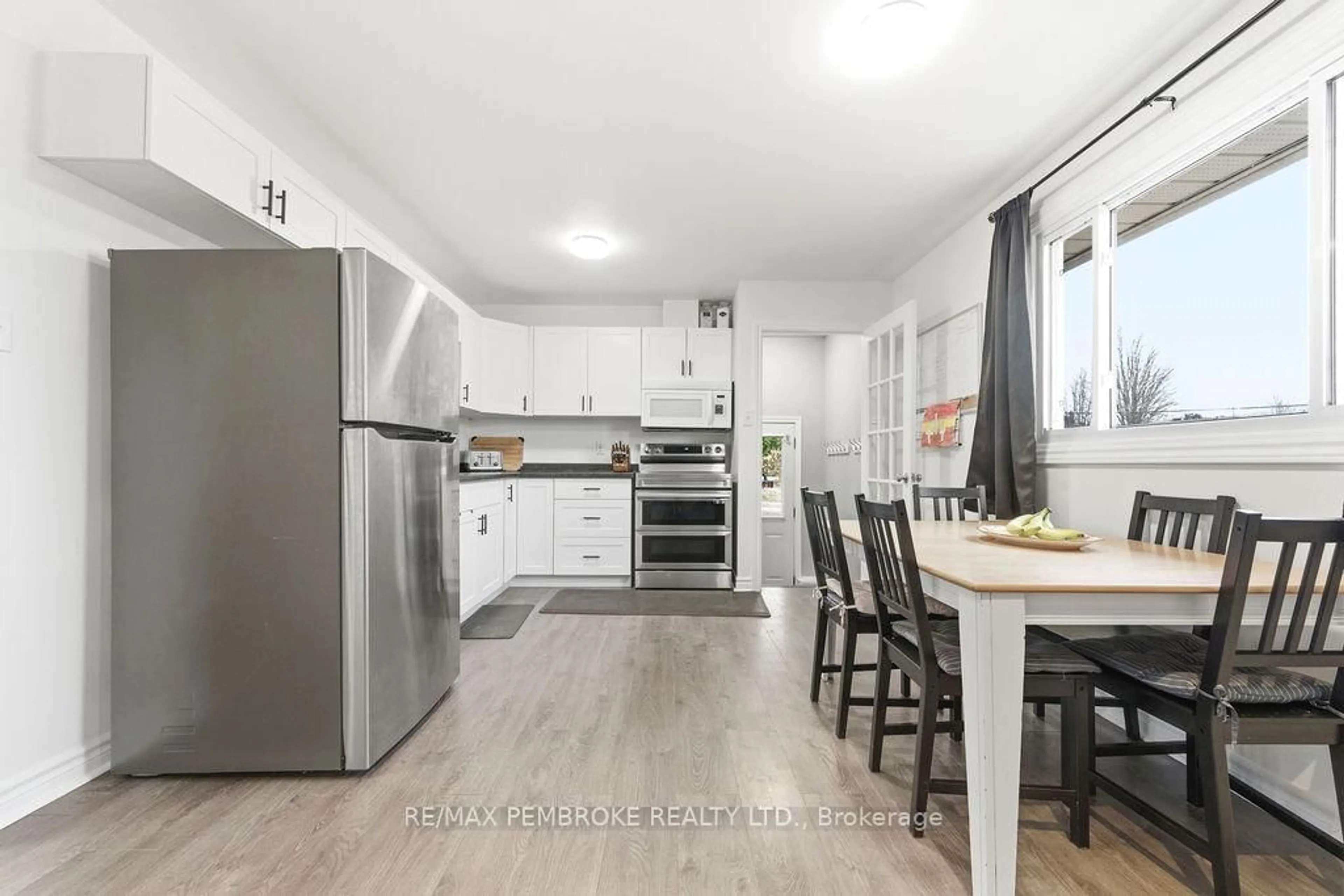 Open concept kitchen, unknown for 28 John St, Petawawa Ontario K8H 1S7