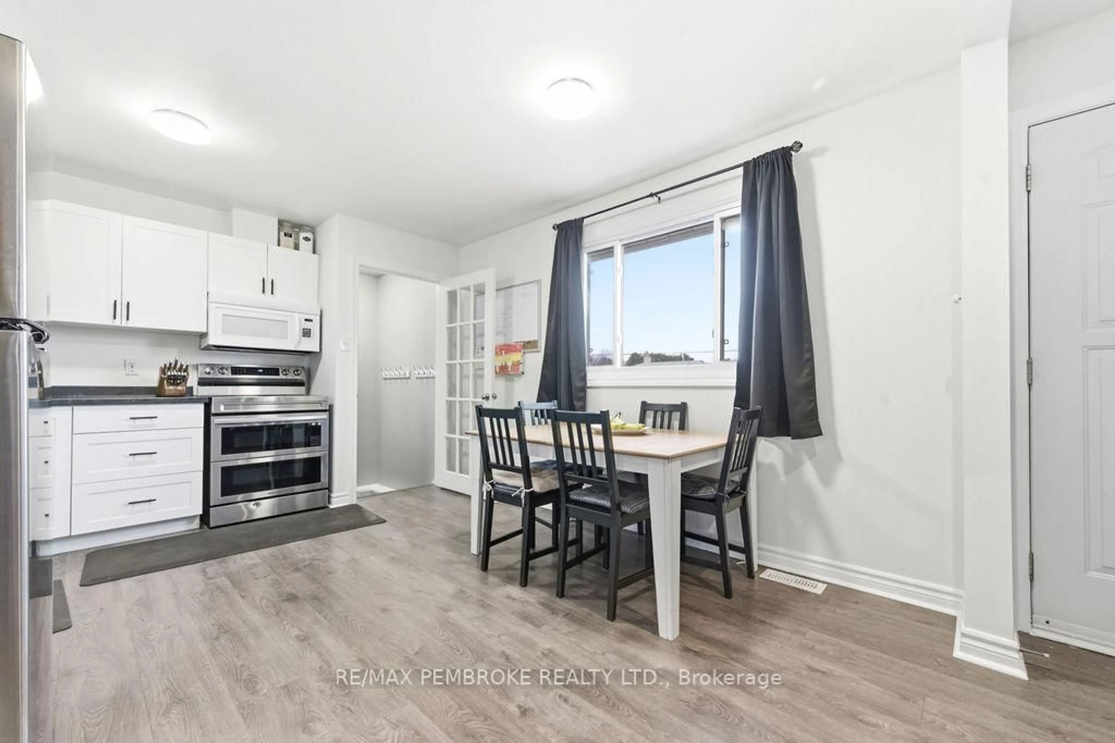 Unknown for 28 John St, Petawawa Ontario K8H 1S7