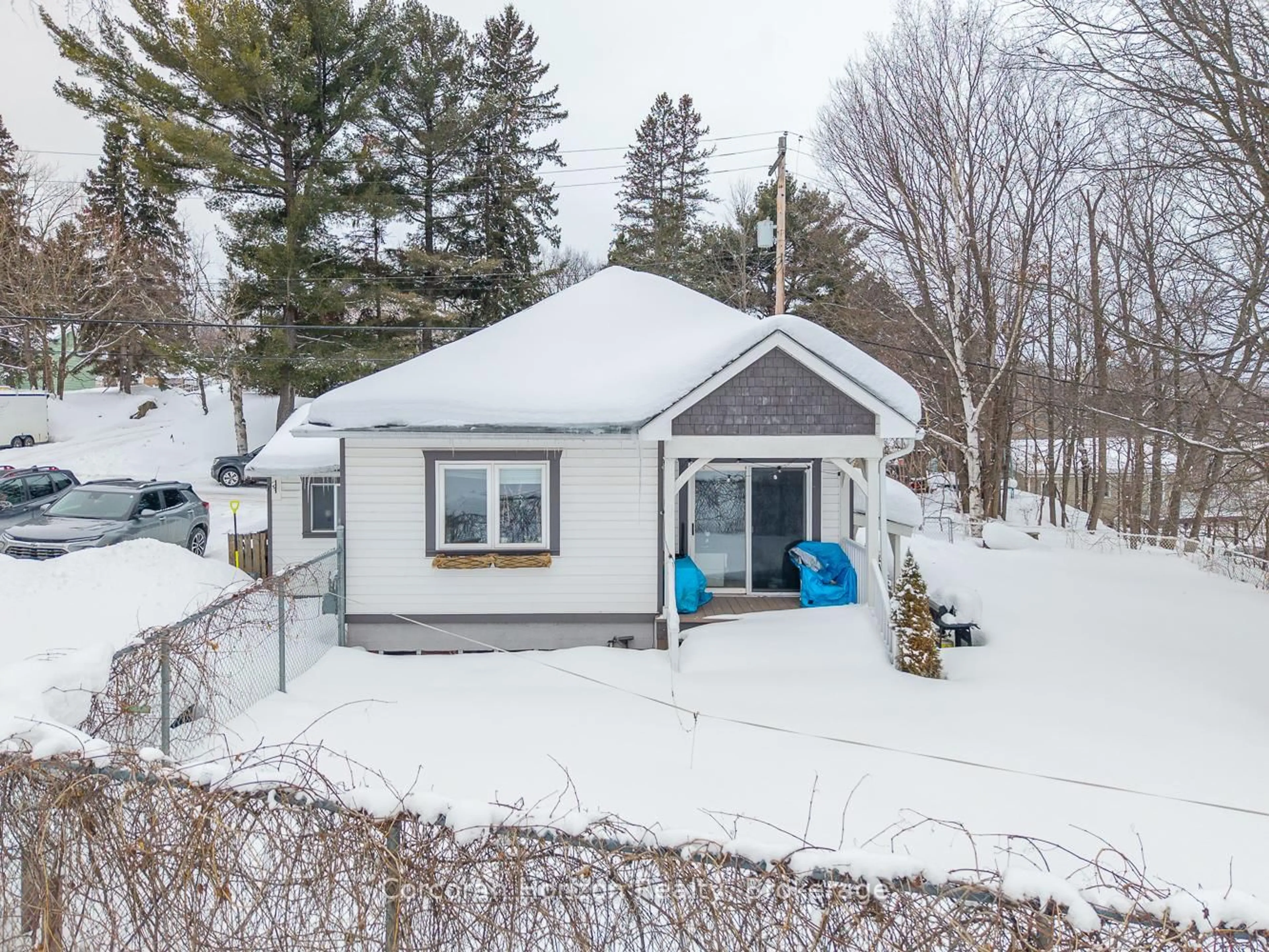 A pic from outside/outdoor area/front of a property/back of a property/a pic from drone, street for 196 Main St, Huntsville Ontario P1H 1X9