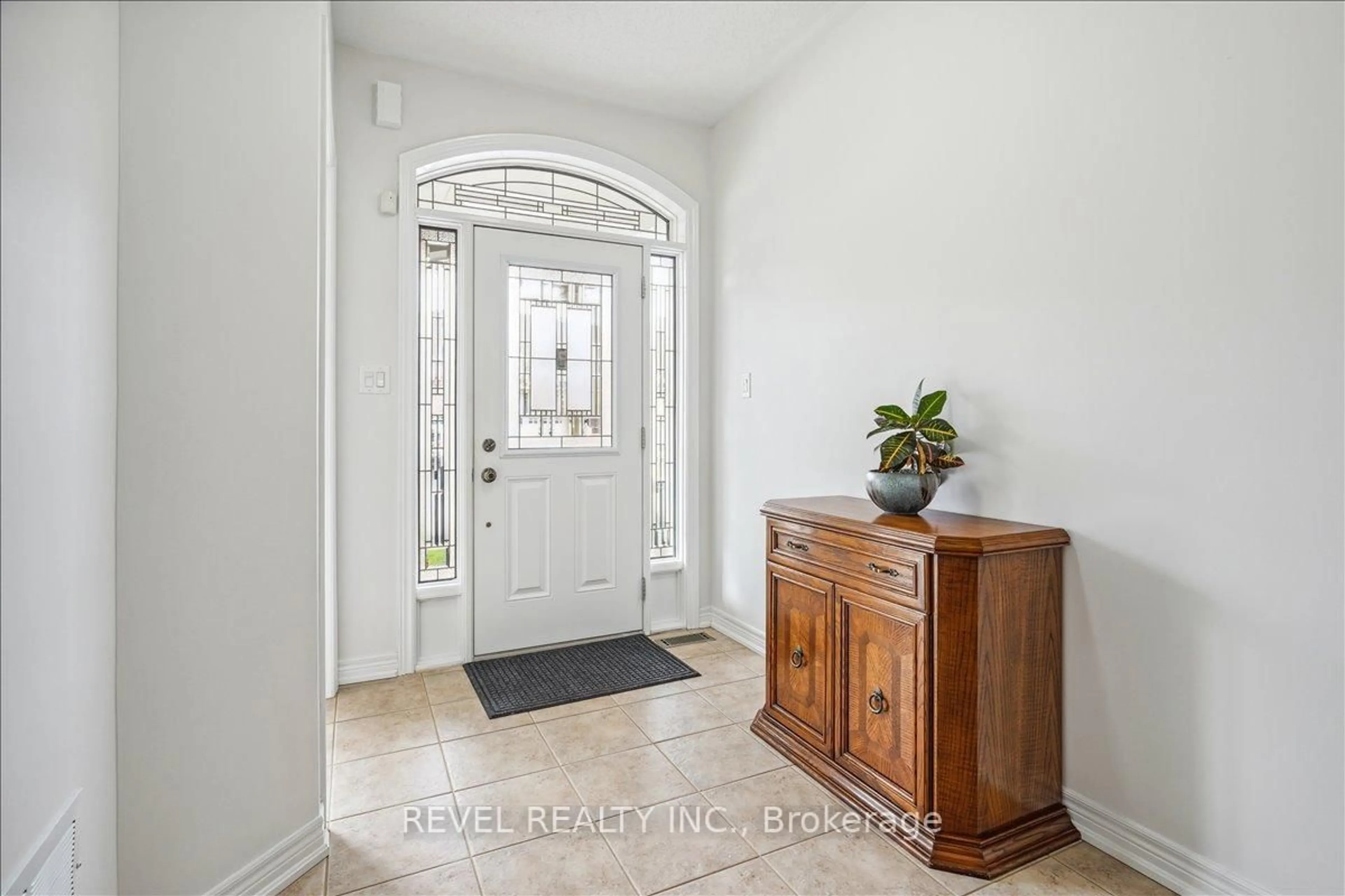 Indoor entryway for 68 Galloway Tr, Welland Ontario L3B 6G5