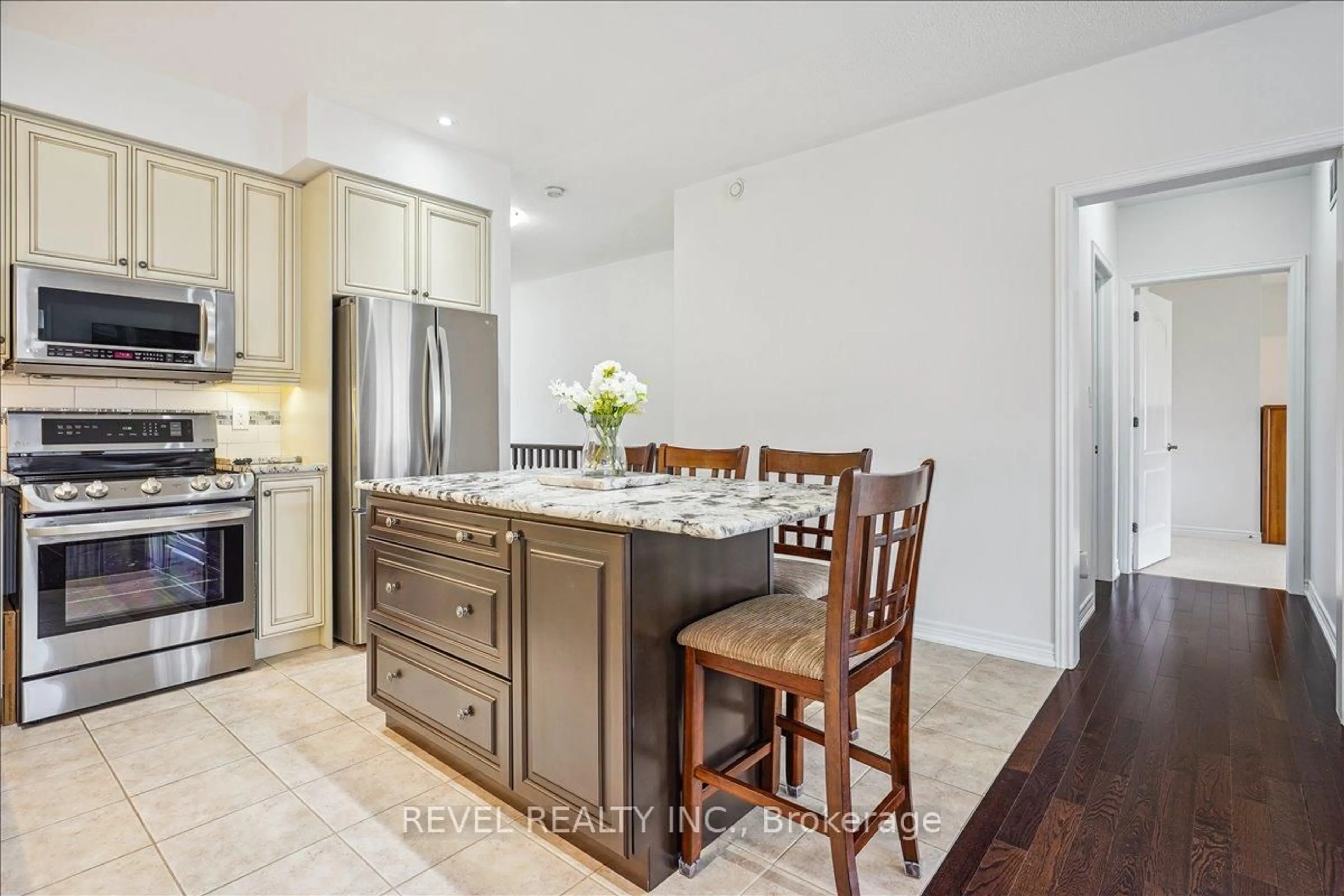 Open concept kitchen, ceramic/tile floor for 68 Galloway Tr, Welland Ontario L3B 6G5