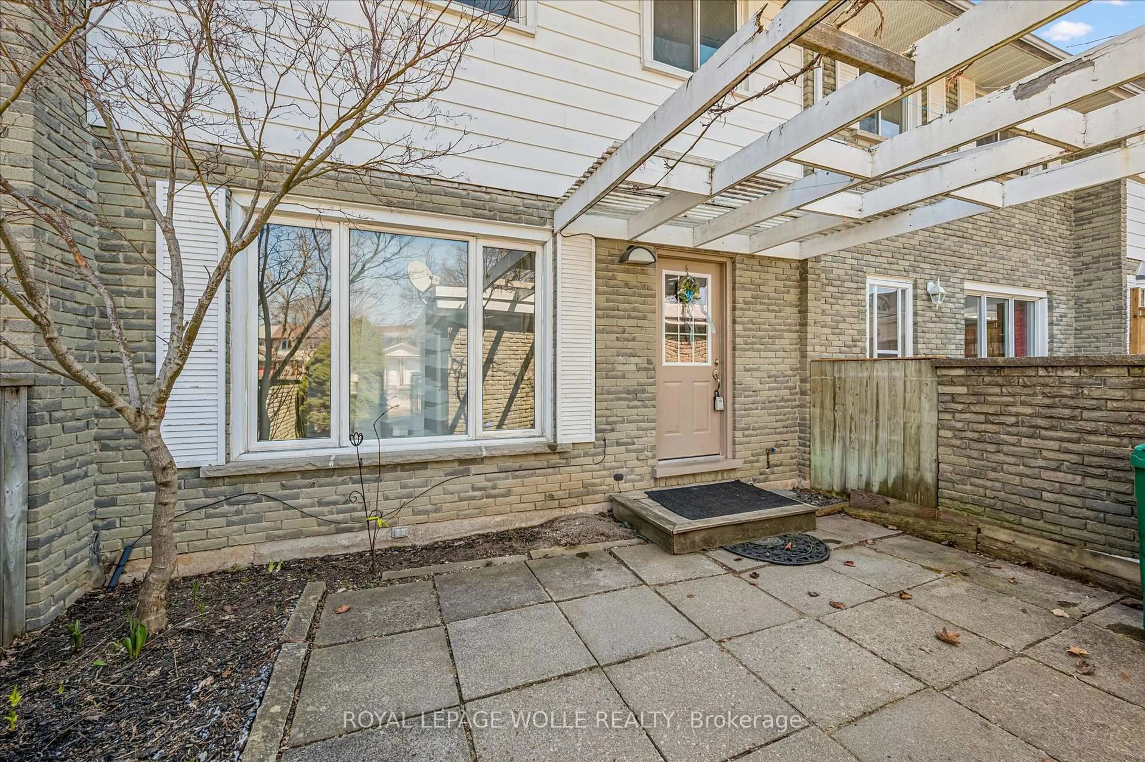 Patio, street for 55 Ralgreen Cres, Kitchener Ontario N2M 1V1