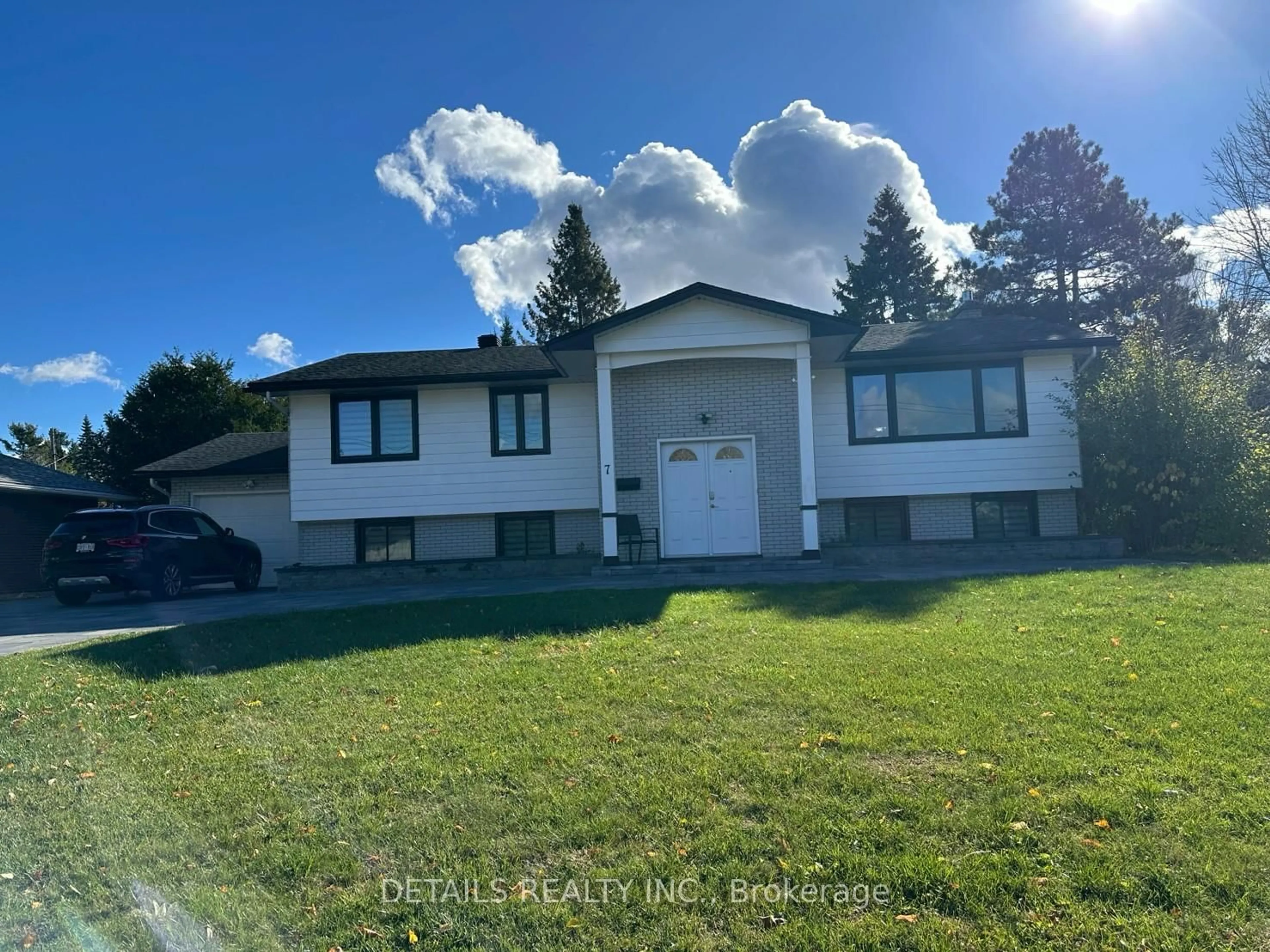 A pic from outside/outdoor area/front of a property/back of a property/a pic from drone, unknown for 7 Kerry Cres, Ottawa Ontario K2E 5V7