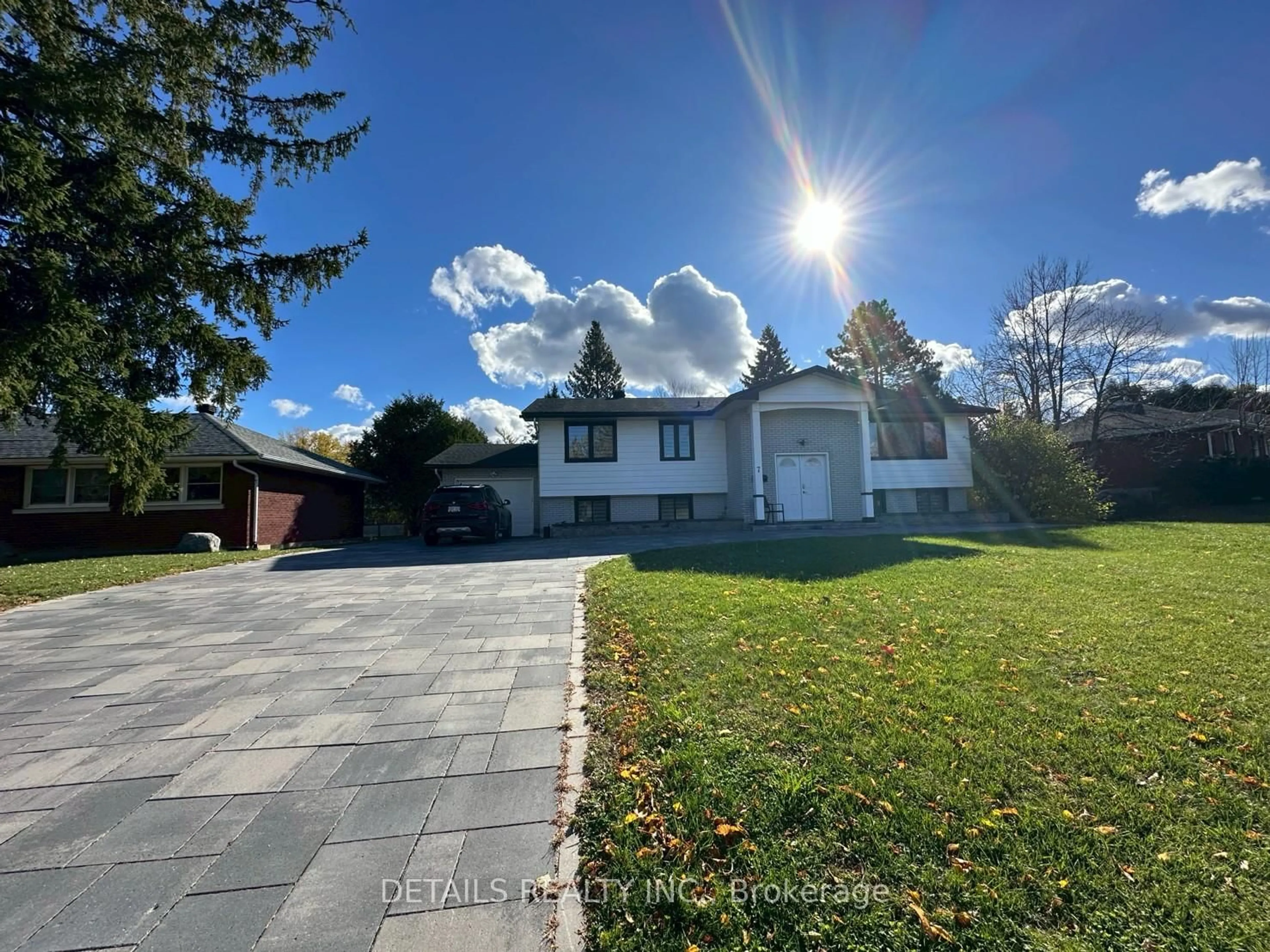 A pic from outside/outdoor area/front of a property/back of a property/a pic from drone, street for 7 Kerry Cres, Ottawa Ontario K2E 5V7
