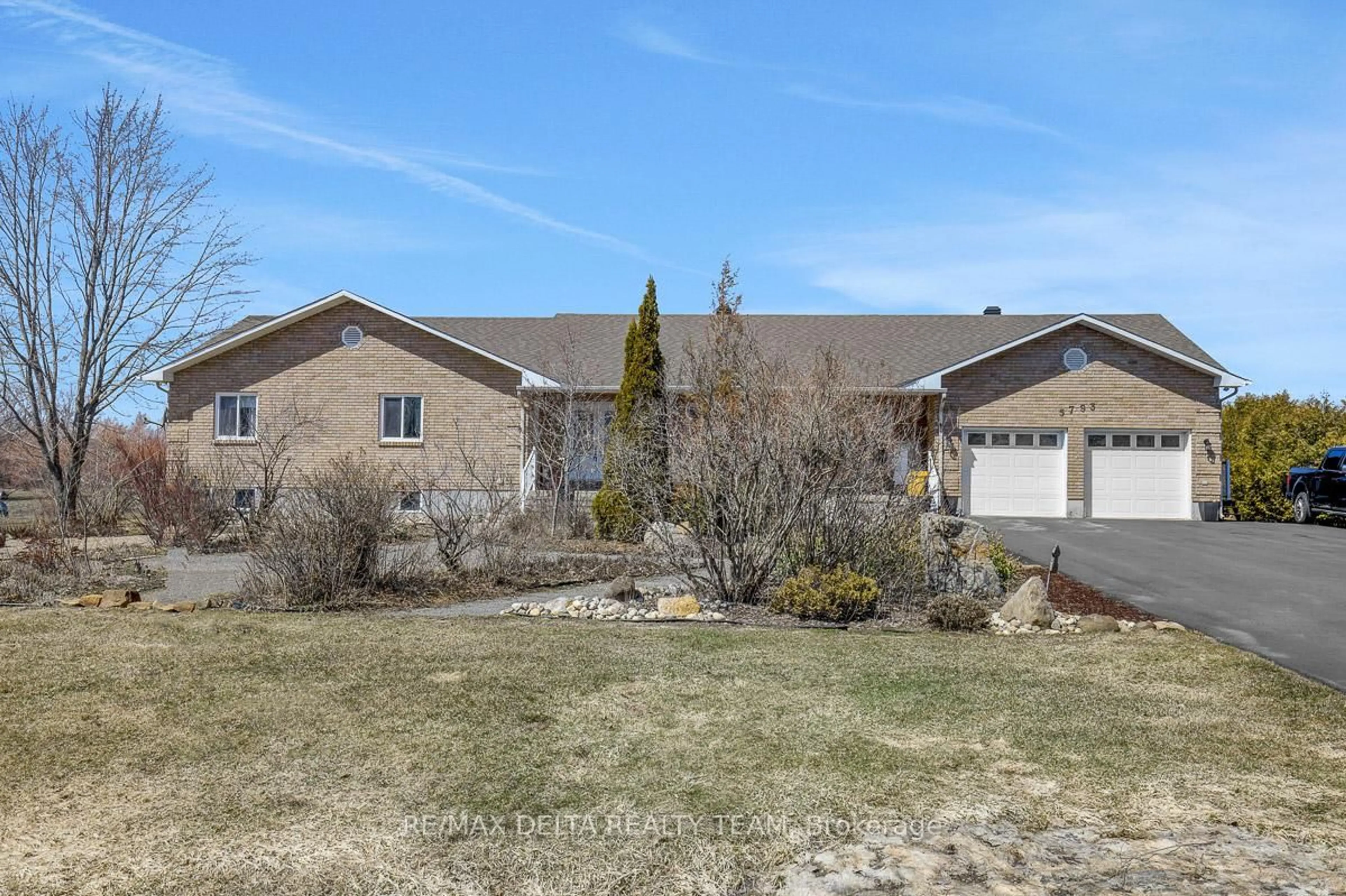 A pic from outside/outdoor area/front of a property/back of a property/a pic from drone, unknown for 5793 Leitrim Rd, Carlsbad Springs Ontario K0A 1K0