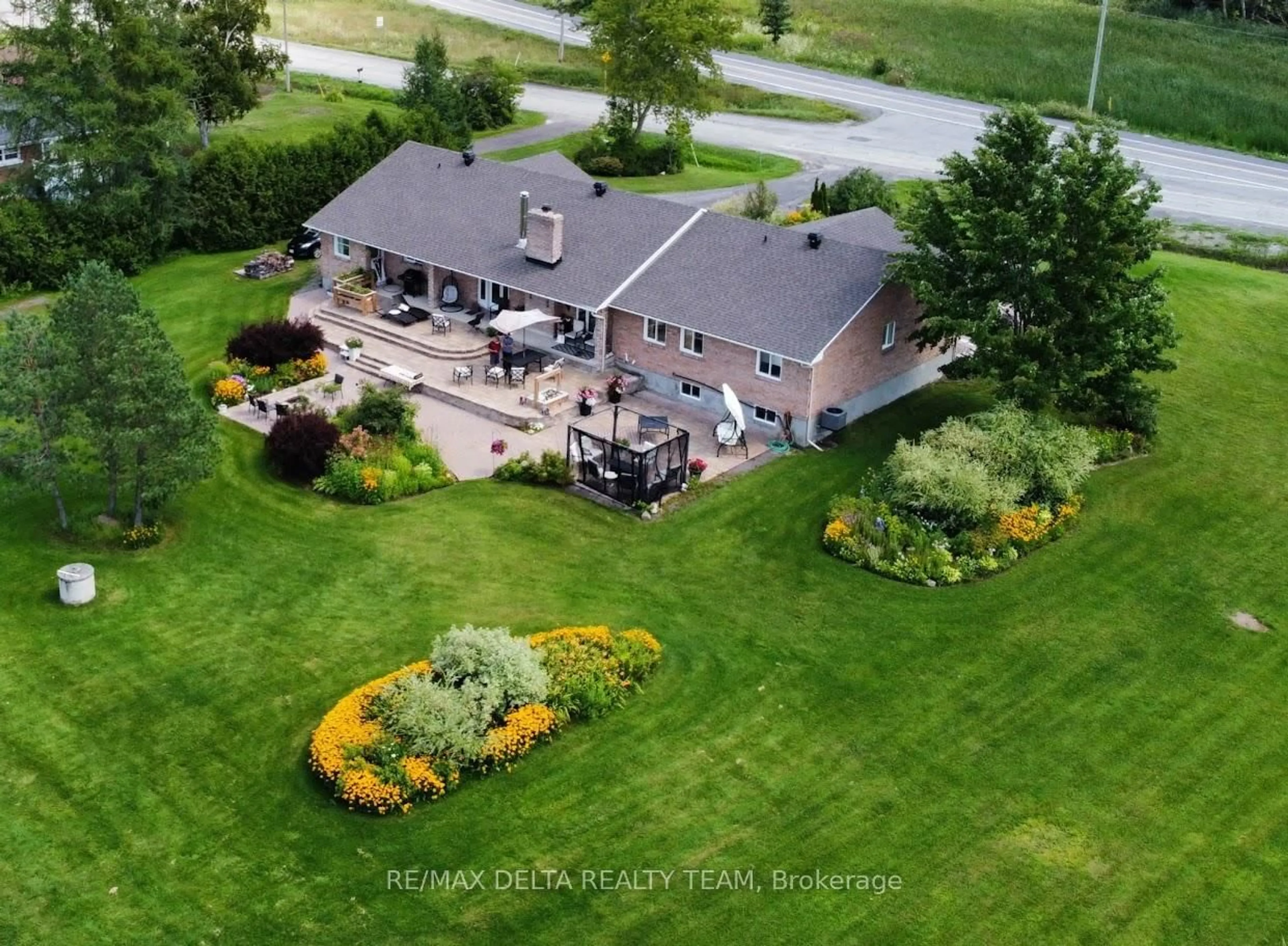 A pic from outside/outdoor area/front of a property/back of a property/a pic from drone, unknown for 5793 Leitrim Rd, Carlsbad Springs Ontario K0A 1K0