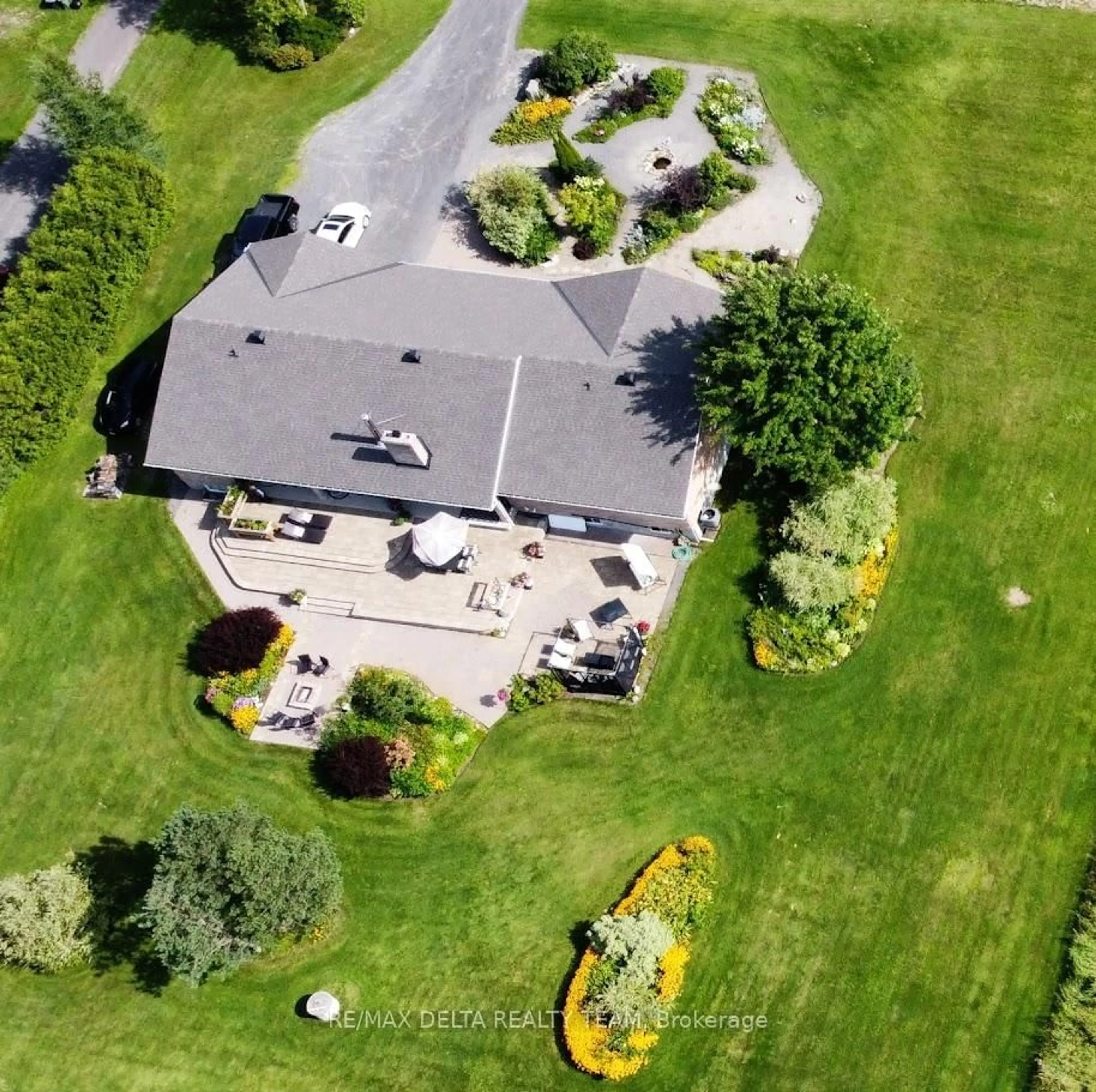 A pic from outside/outdoor area/front of a property/back of a property/a pic from drone, street for 5793 Leitrim Rd, Carlsbad Springs Ontario K0A 1K0