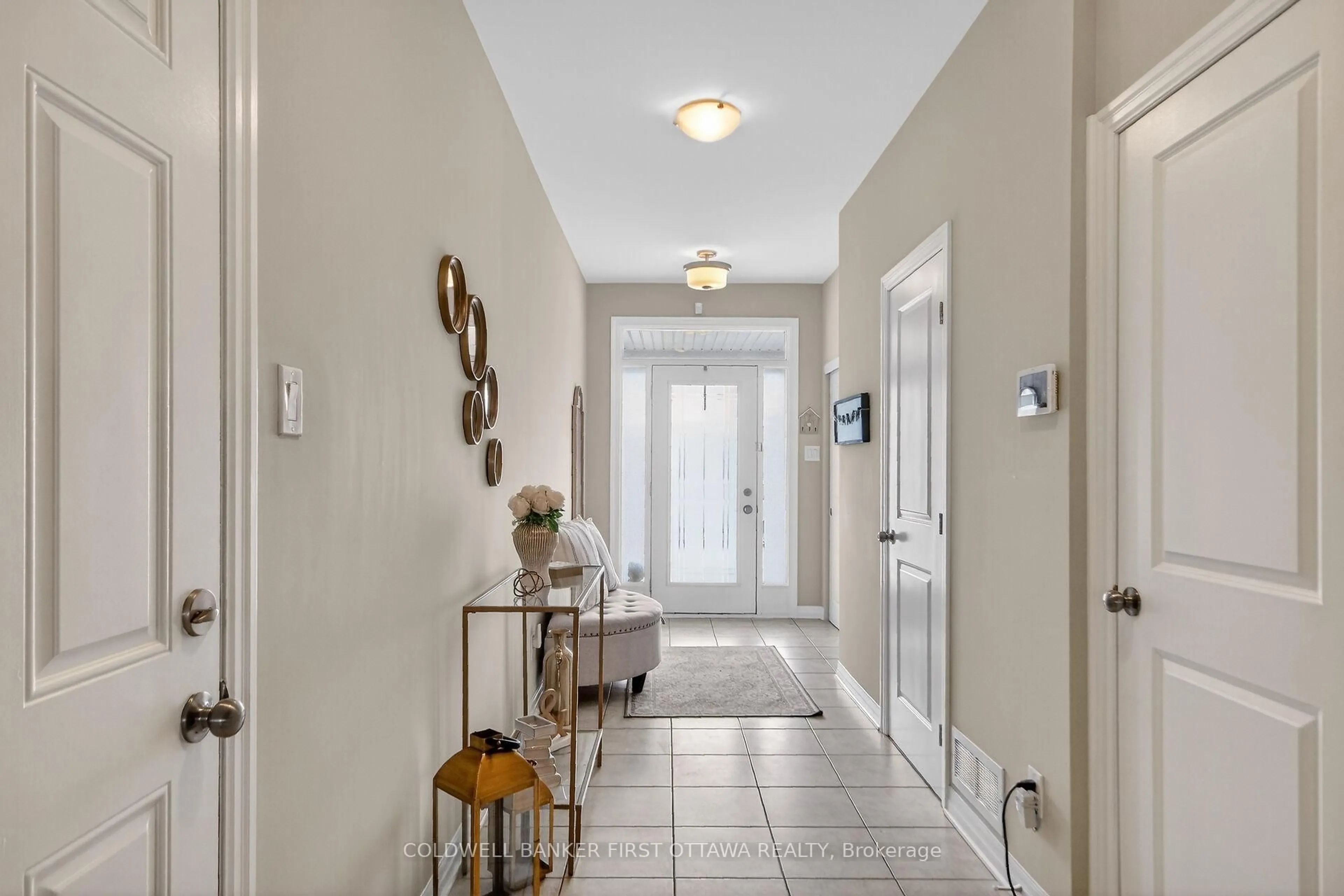 Indoor entryway for 906 LITTLEROCK St, Ottawa Ontario K1T 0N2