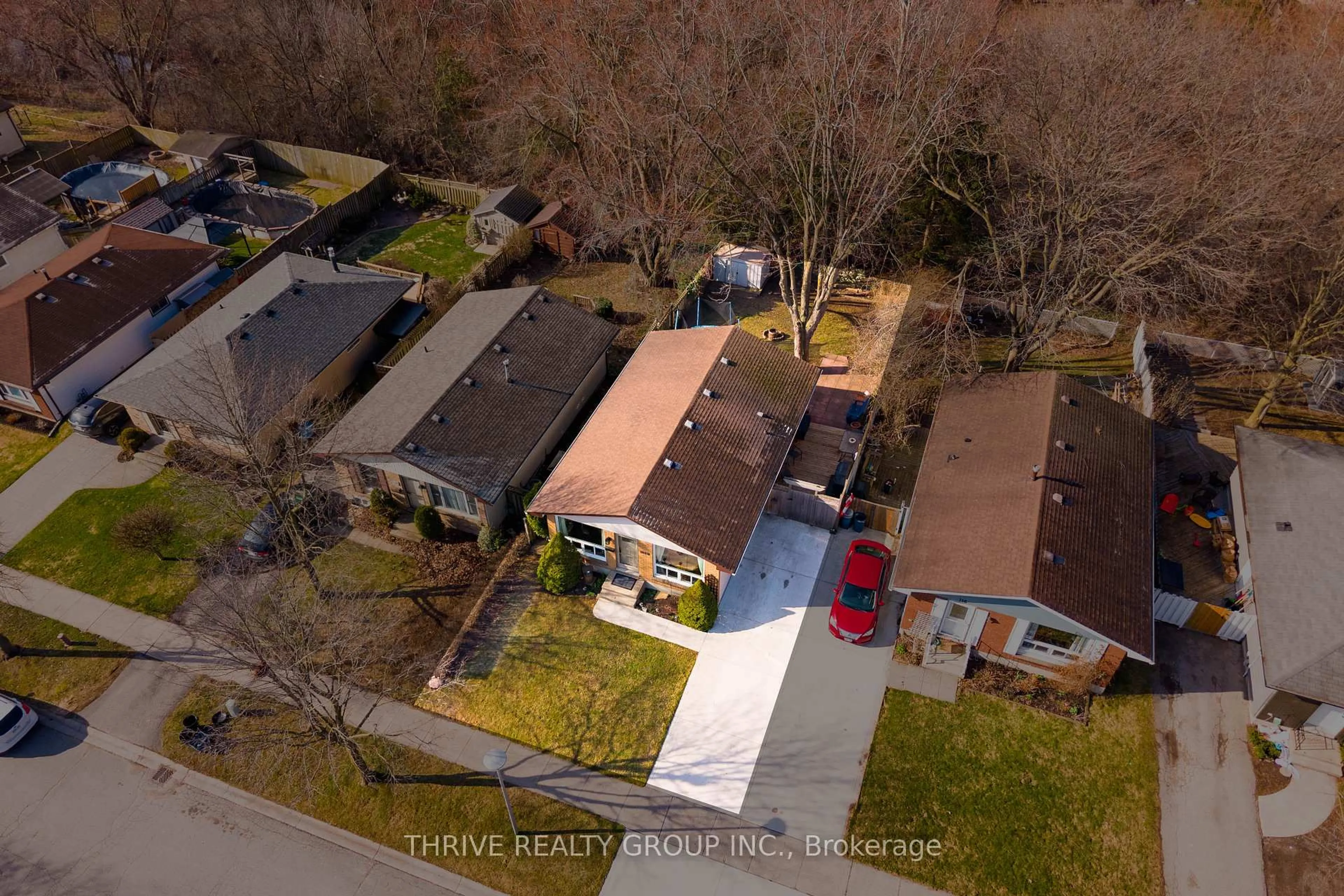 A pic from outside/outdoor area/front of a property/back of a property/a pic from drone, street for 112 Culver Cres, London East Ontario N5V 3G4