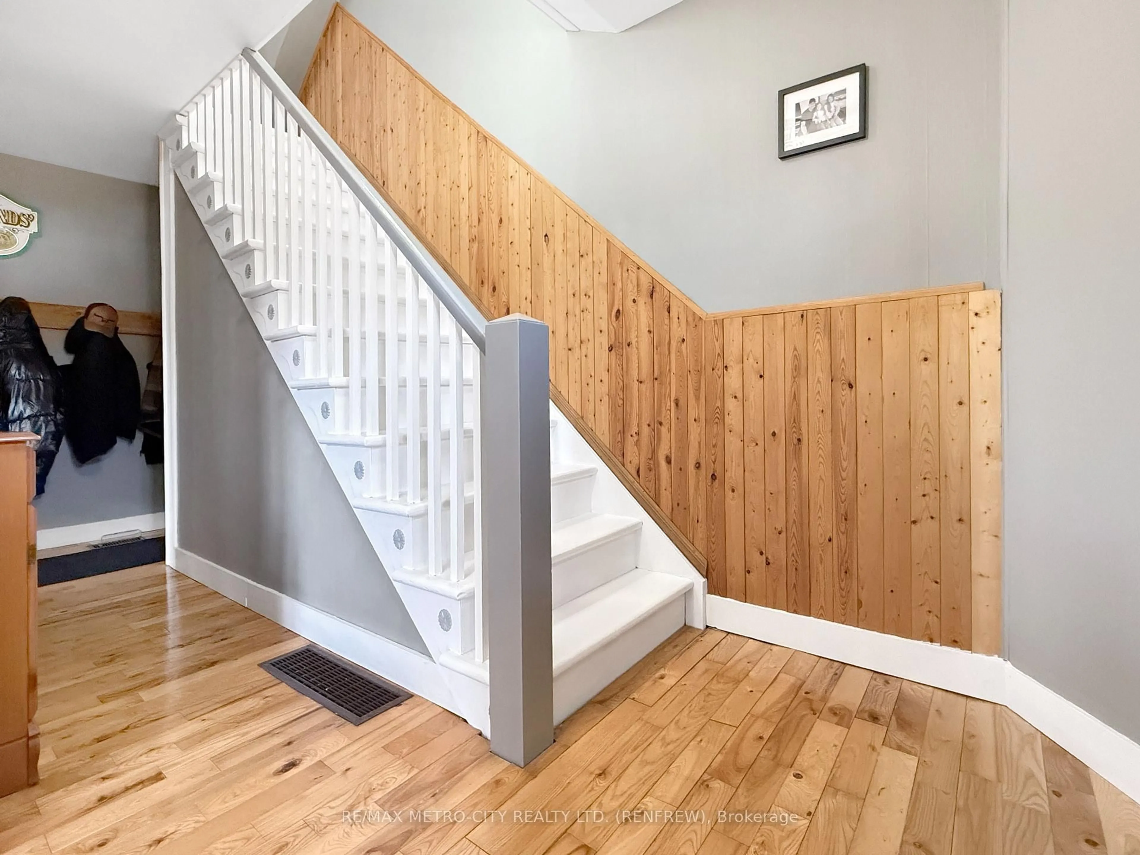 Stairs for 325 JOFFRE Ave, Renfrew Ontario K7V 3L6