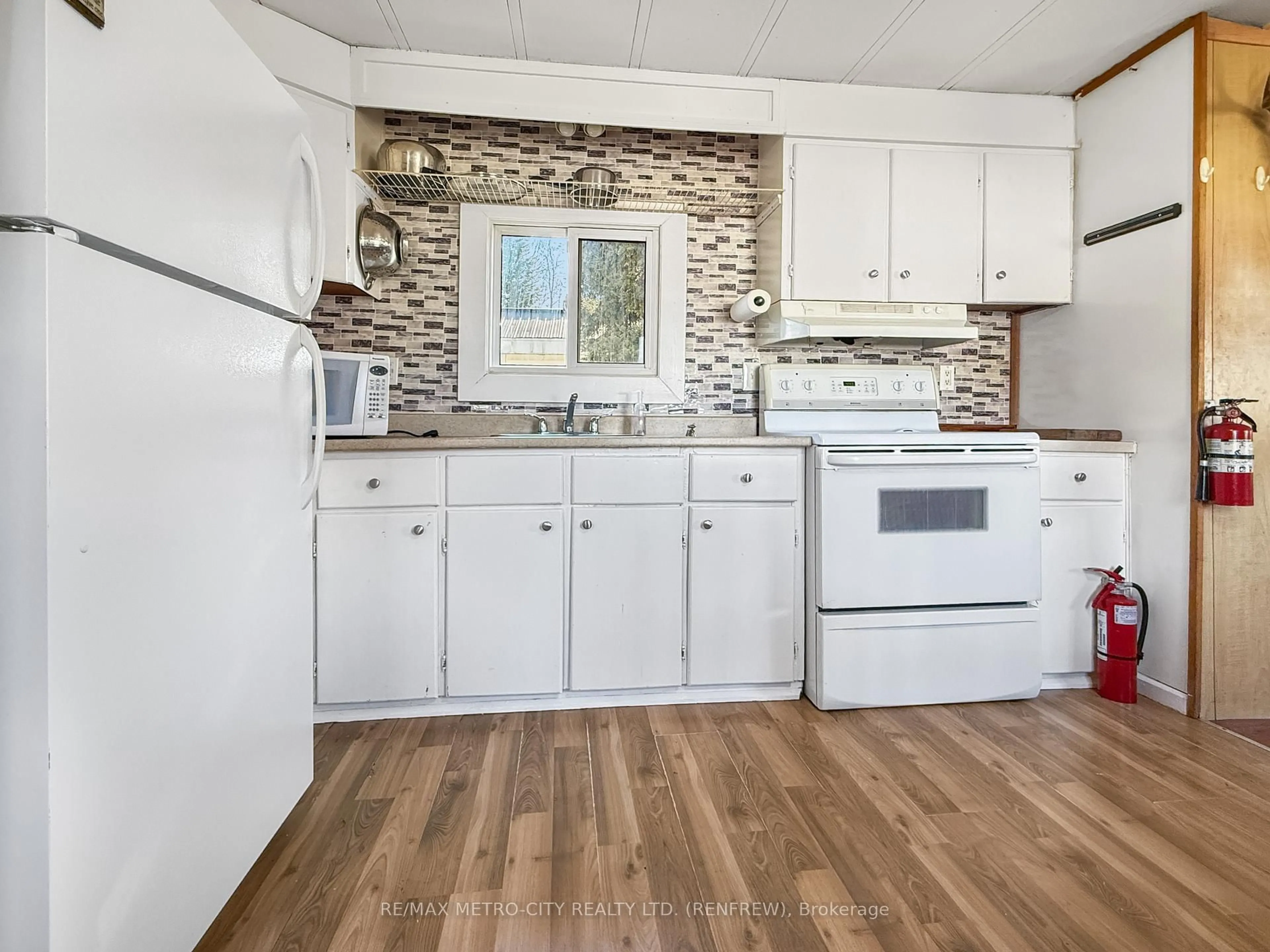 Standard kitchen, unknown for 19 MELISSA Lane, Renfrew Ontario K7V 3Z4