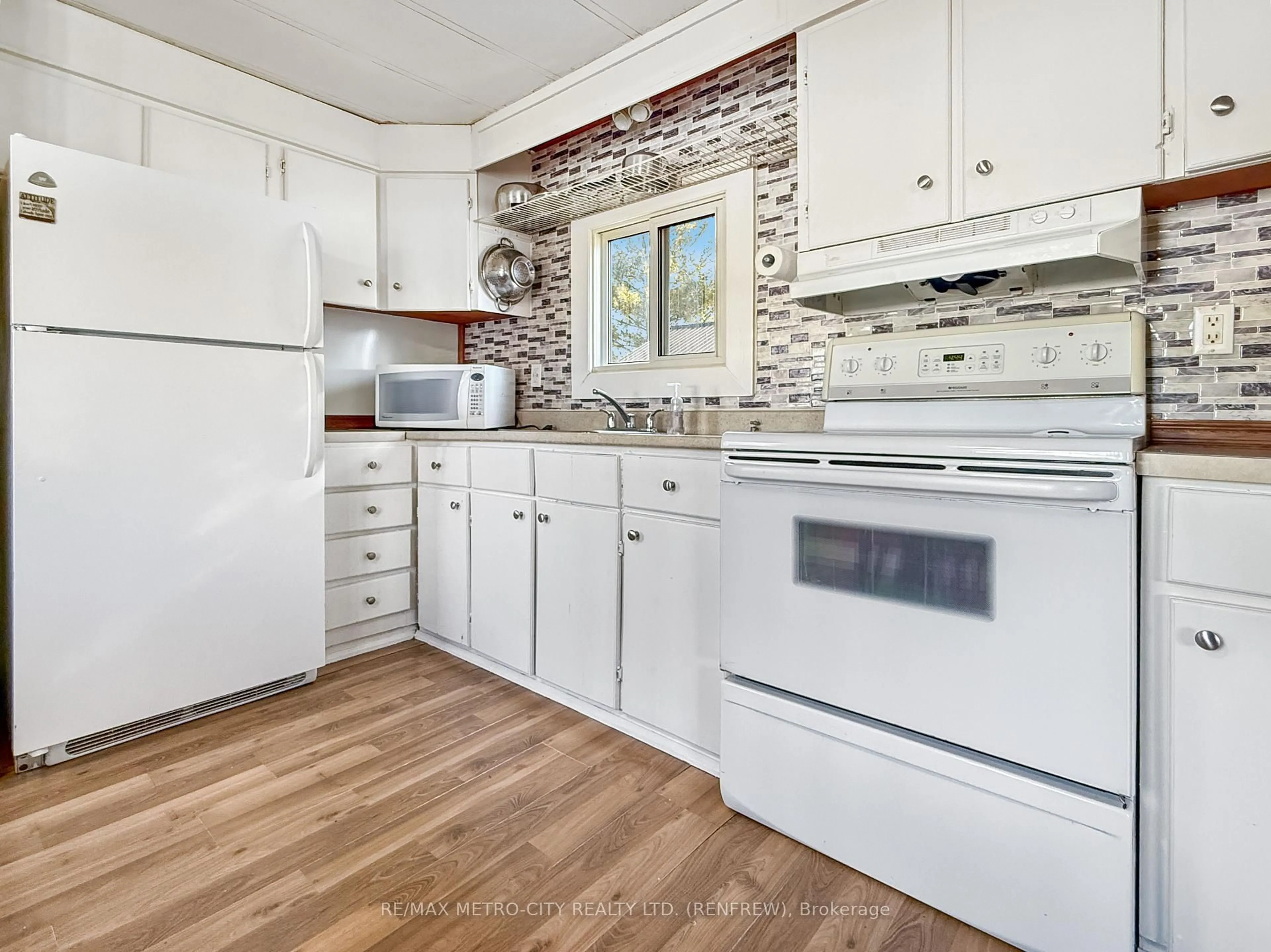 Standard kitchen, unknown for 19 MELISSA Lane, Renfrew Ontario K7V 3Z4
