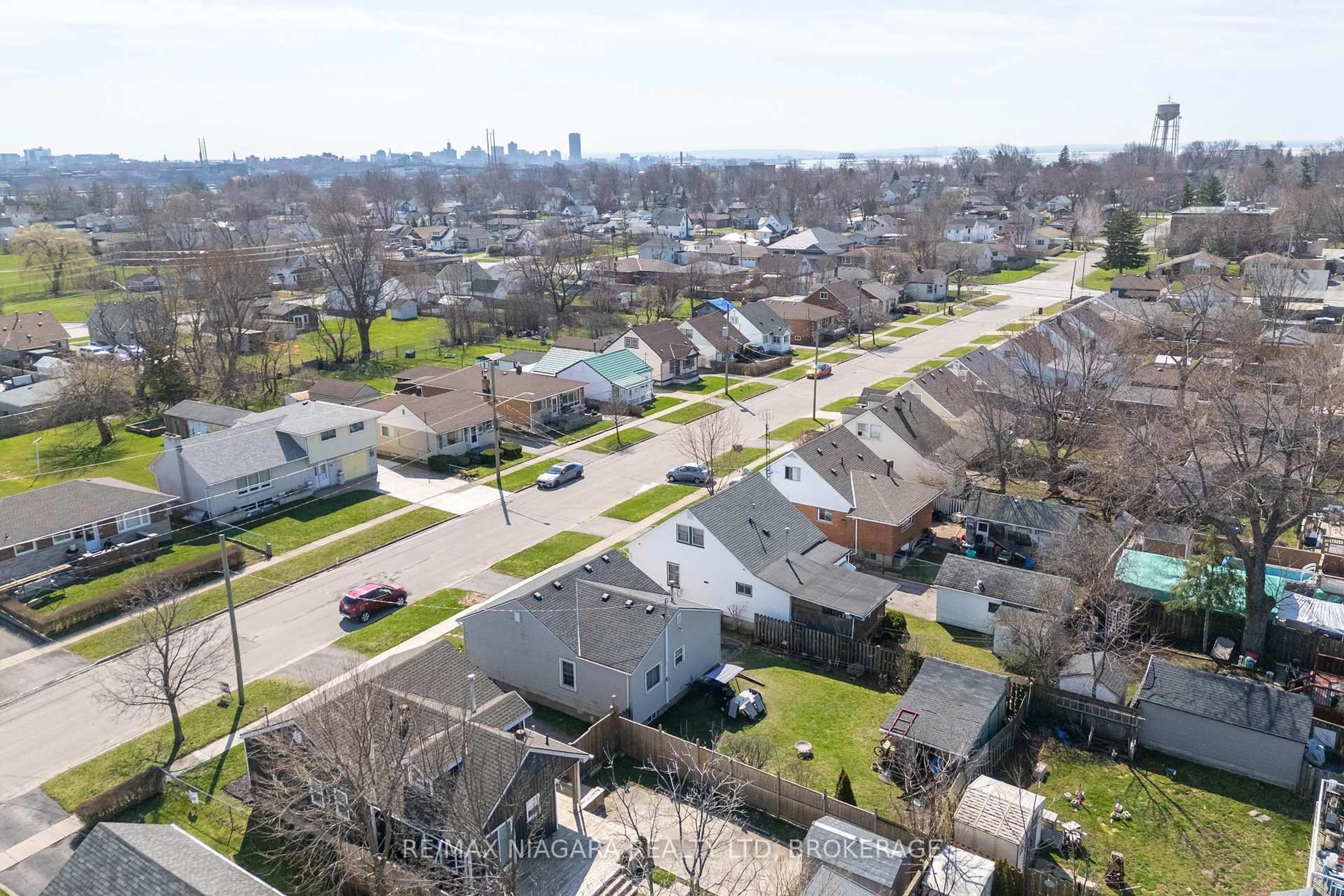 A pic from outside/outdoor area/front of a property/back of a property/a pic from drone, street for 42 Douglas St, Fort Erie Ontario L2A 3W5