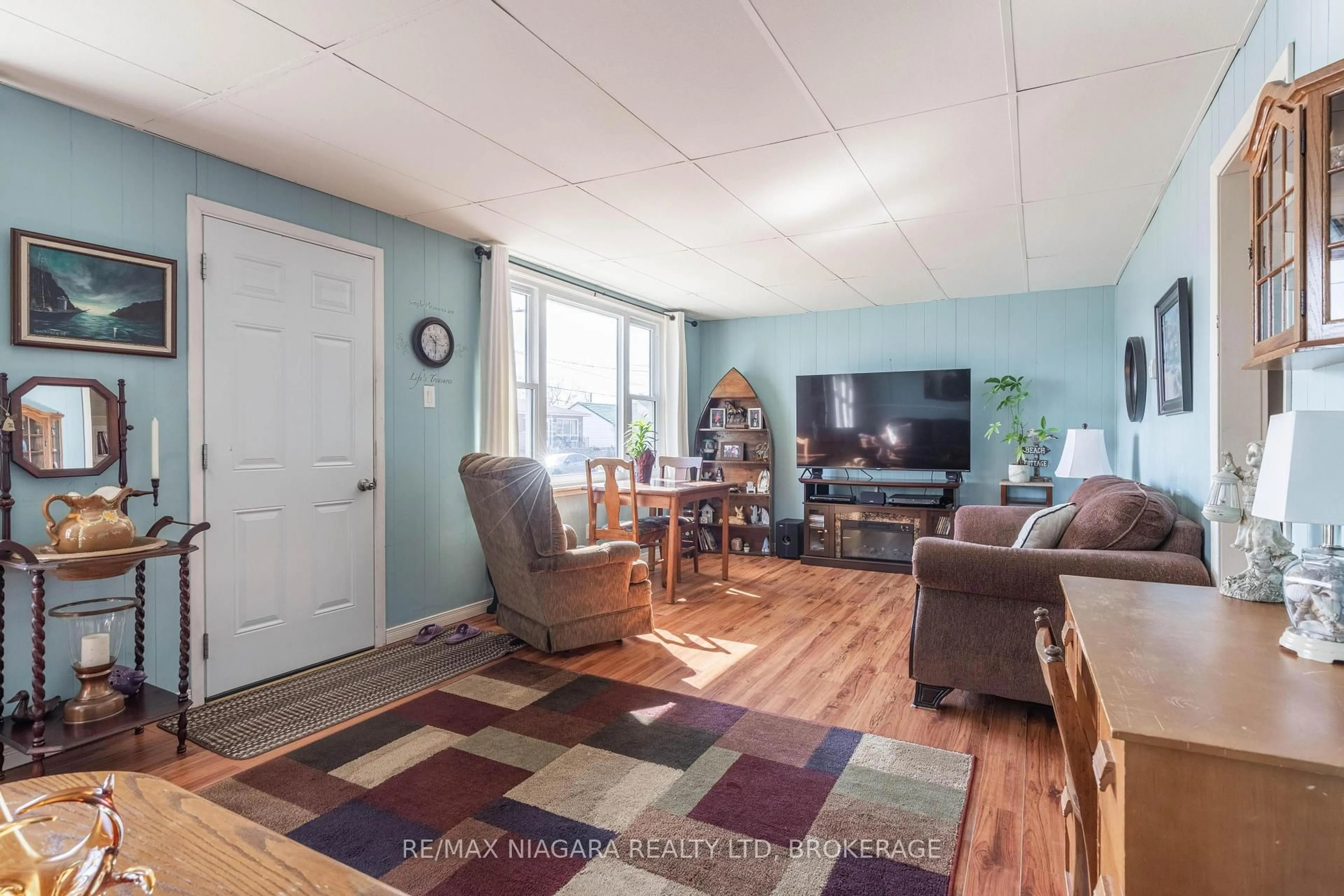 Living room with furniture, wood/laminate floor for 42 Douglas St, Fort Erie Ontario L2A 3W5