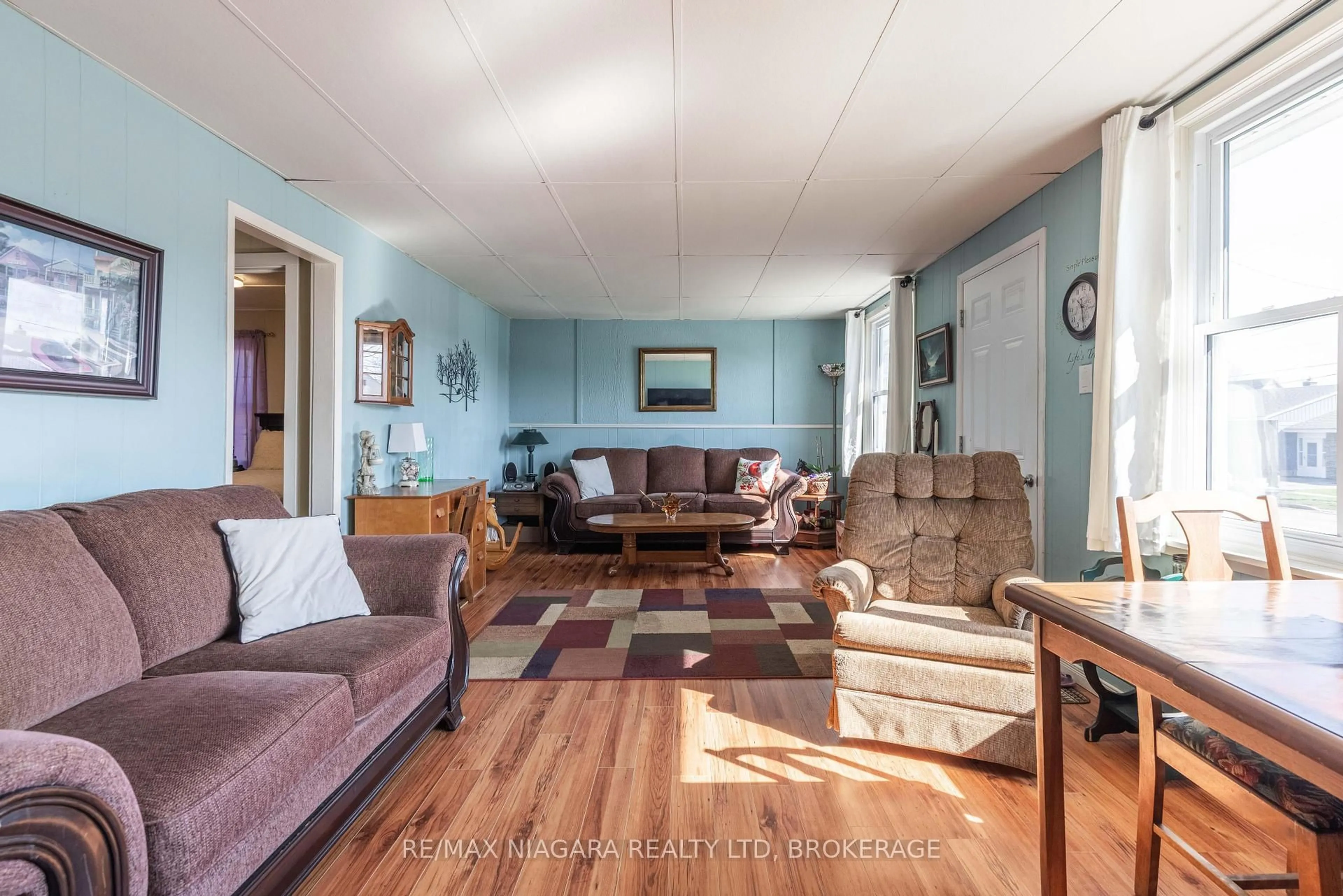 Living room with furniture, unknown for 42 Douglas St, Fort Erie Ontario L2A 3W5