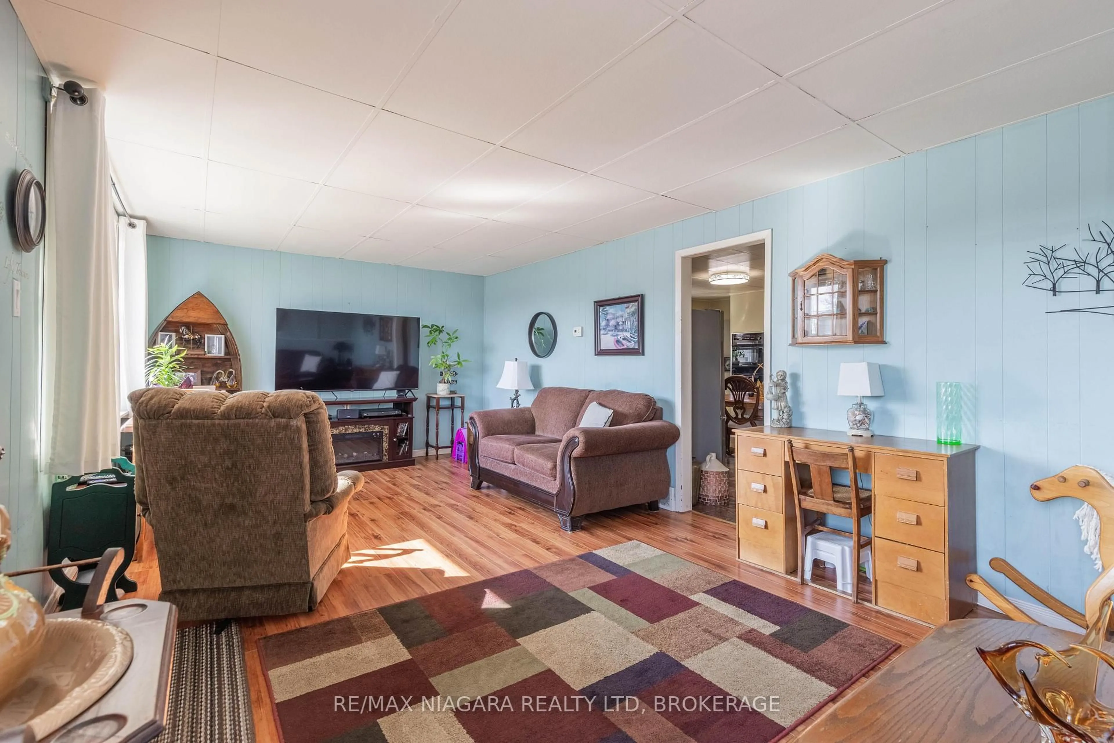 Living room with furniture, unknown for 42 Douglas St, Fort Erie Ontario L2A 3W5