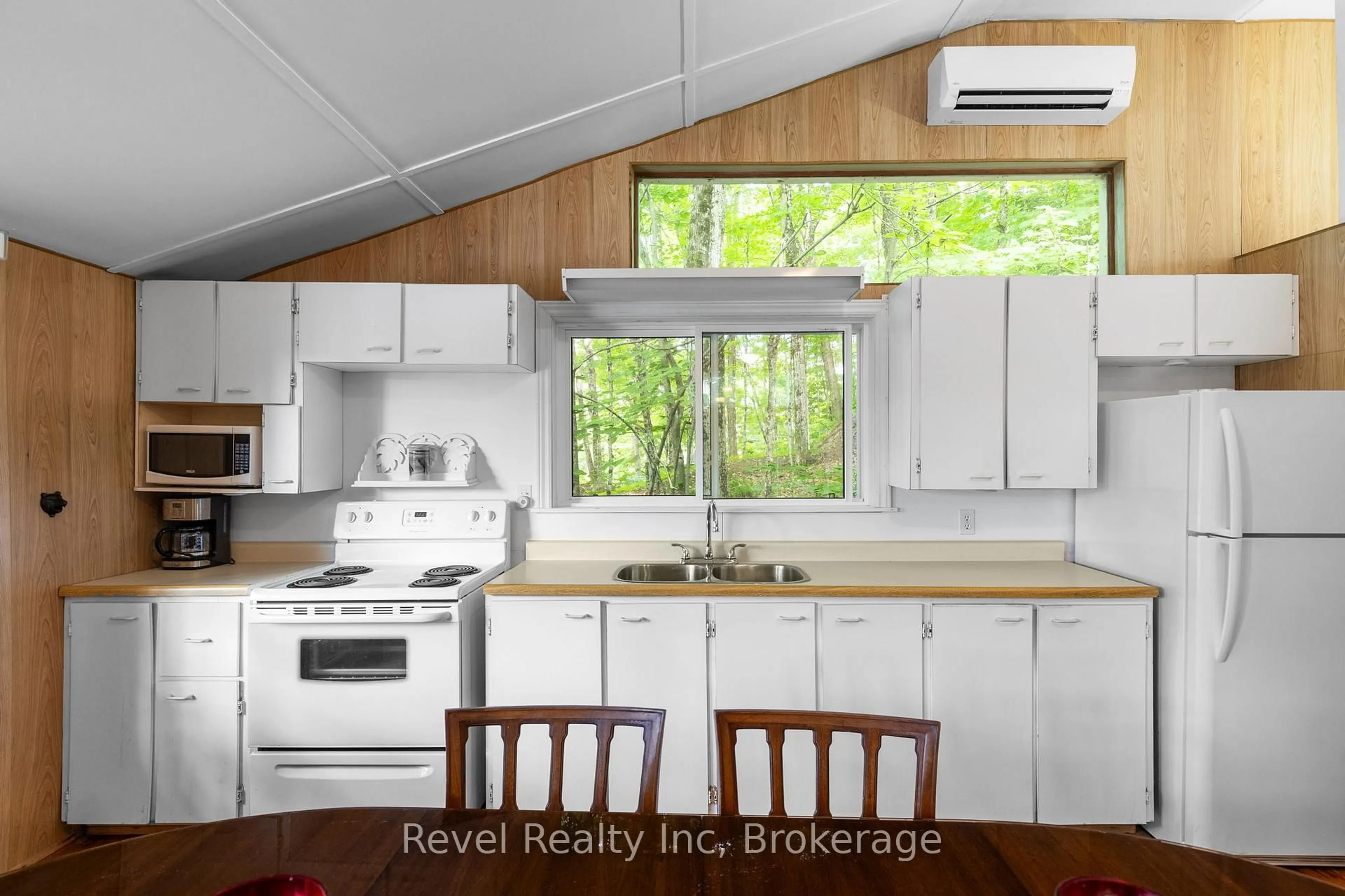 Open concept kitchen, unknown for 1096 Cowan Park Rd, Muskoka Lakes Ontario P0B 1M0