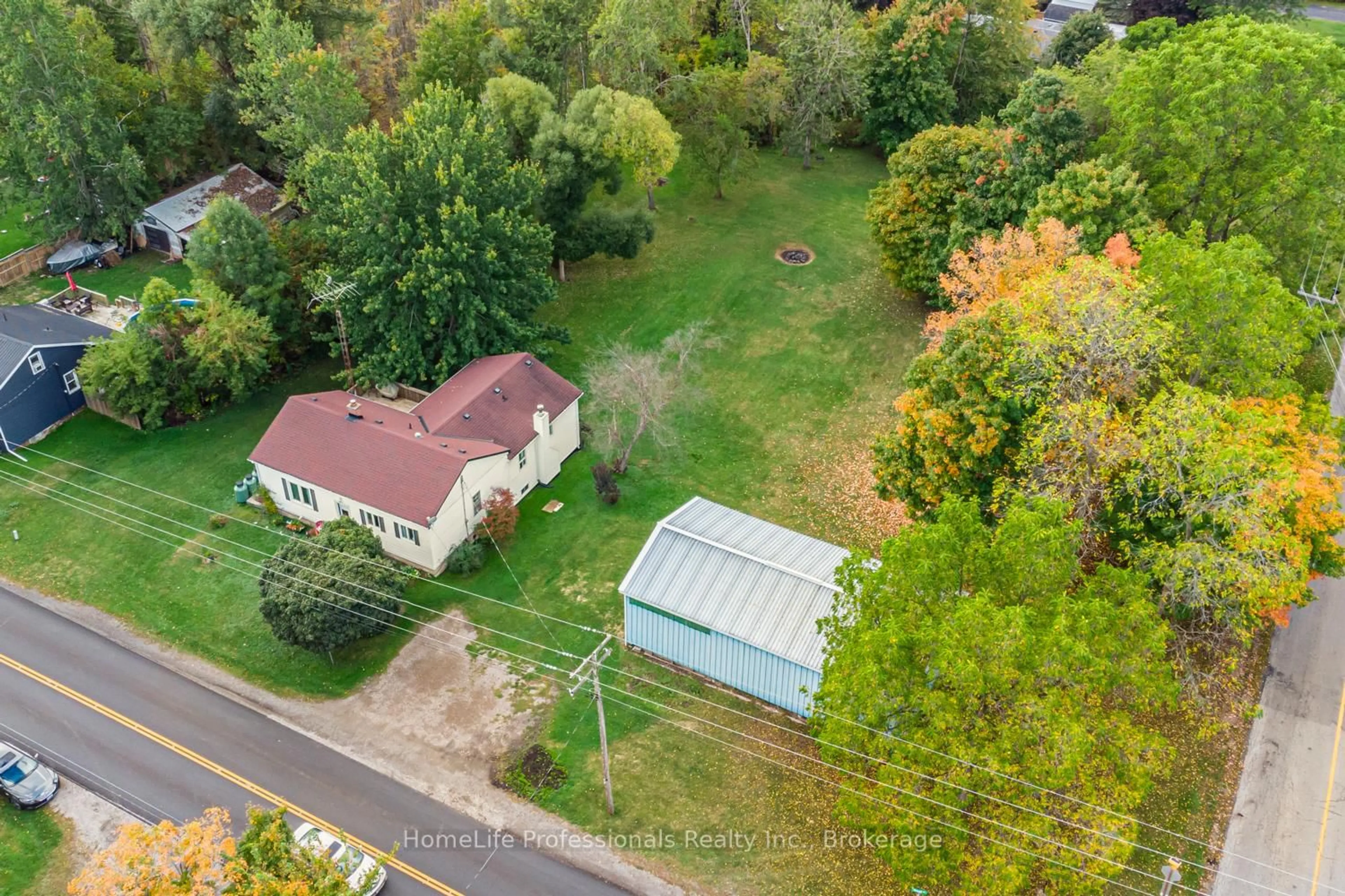 A pic from outside/outdoor area/front of a property/back of a property/a pic from drone, street for 1545 Brock Rd, Hamilton Ontario L9H 5E4