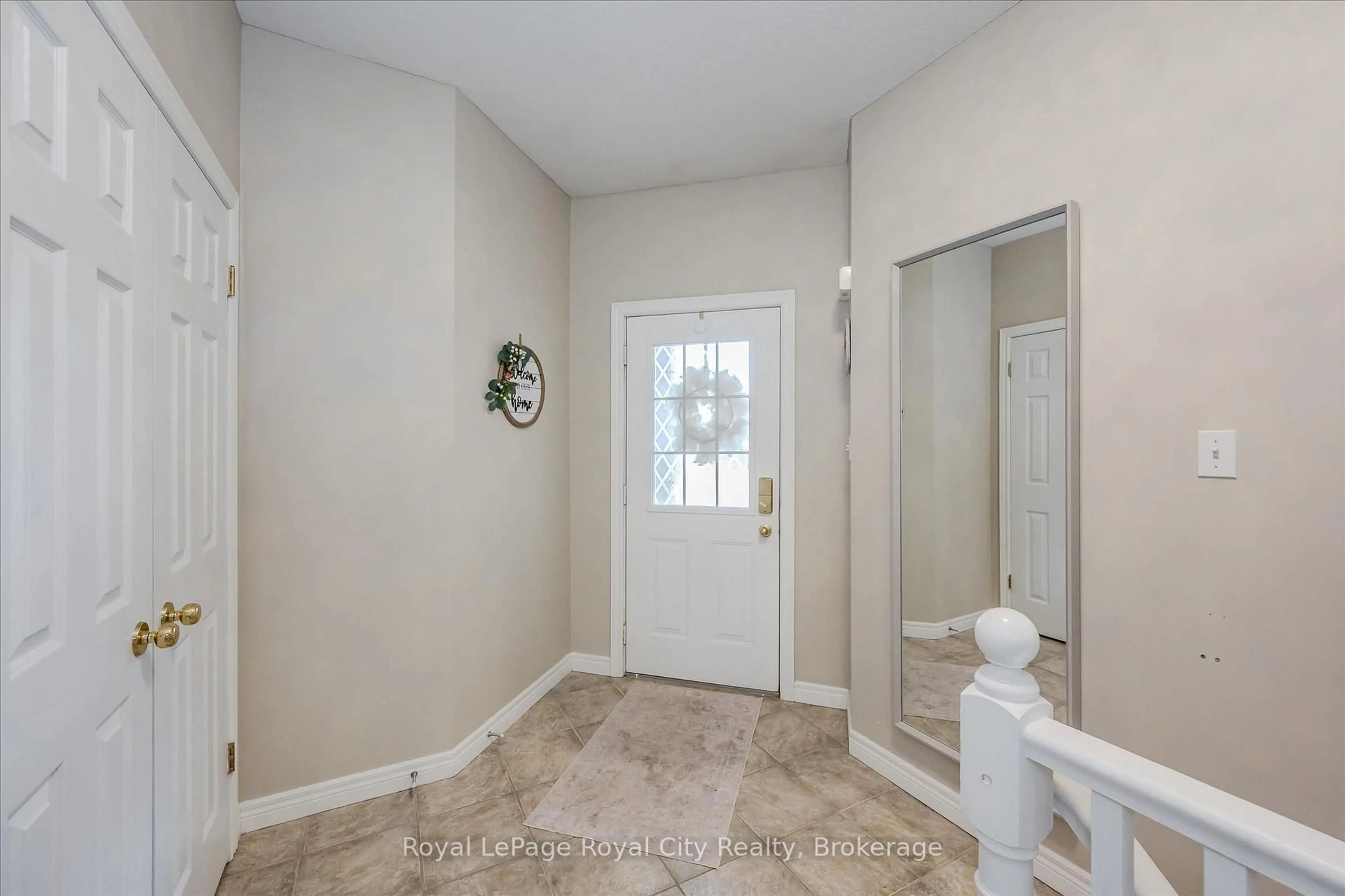 Indoor entryway for 291 Bamford Dr, North Perth Ontario N4W 3V2
