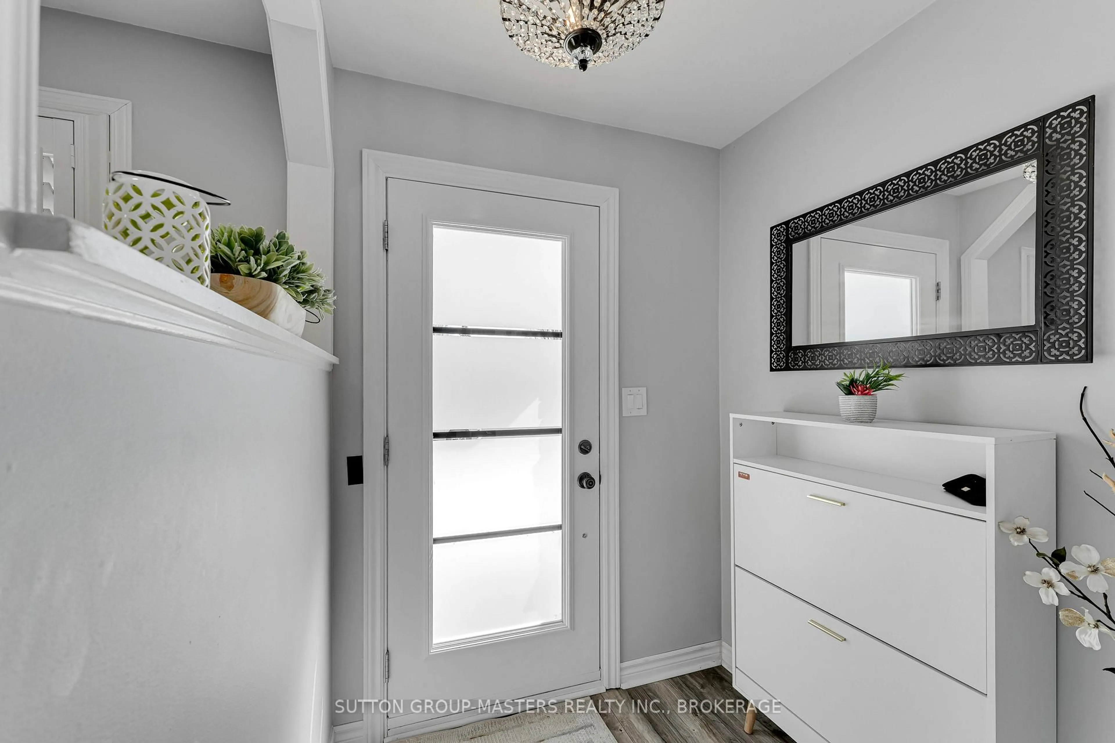 Indoor entryway for 18 Bakers Lane, Loyalist Ontario K7N 1M1