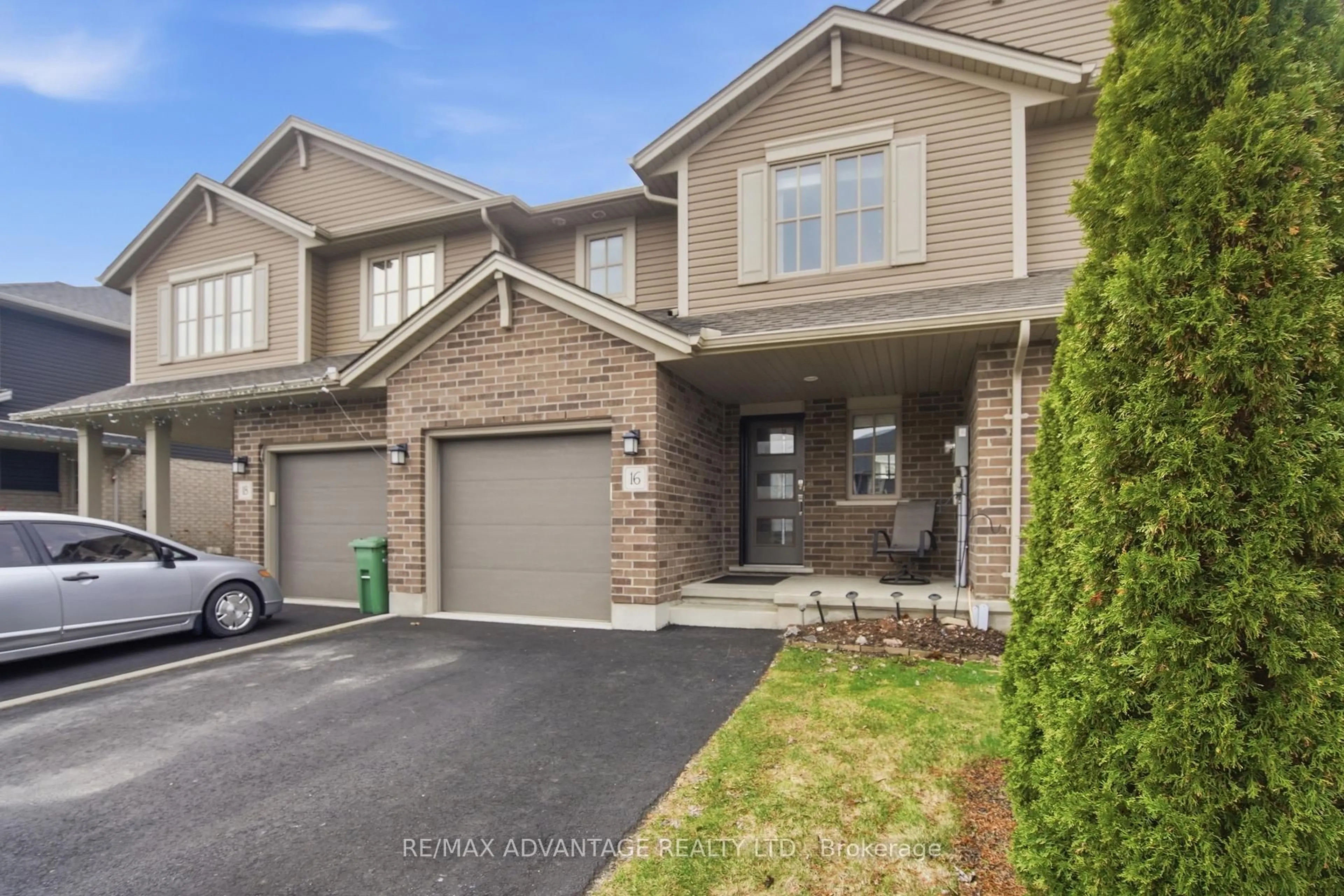 A pic from outside/outdoor area/front of a property/back of a property/a pic from drone, street for 16 Empire Pkwy, St. Thomas Ontario N5R 0E9