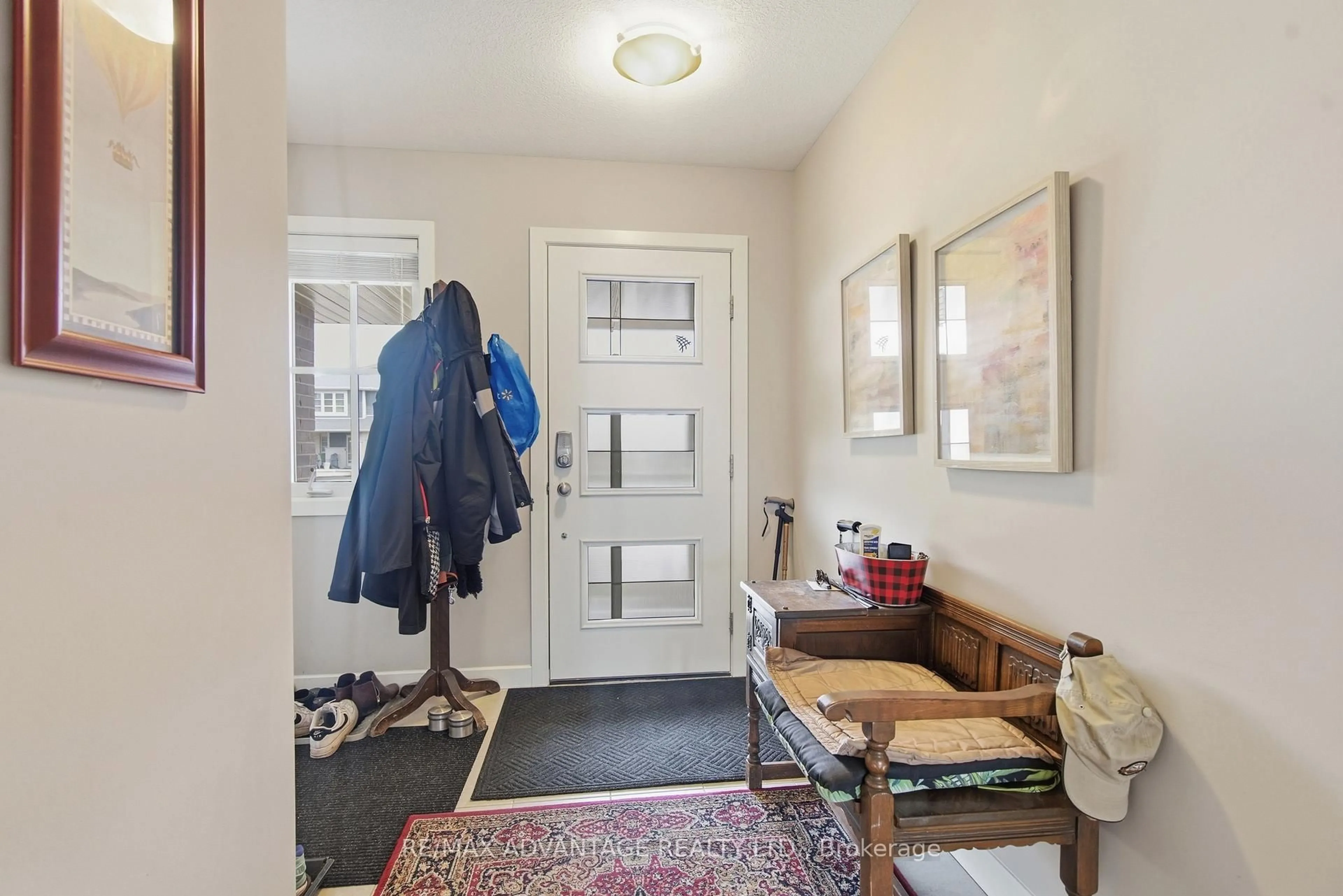 Indoor entryway for 16 Empire Pkwy, St. Thomas Ontario N5R 0E9