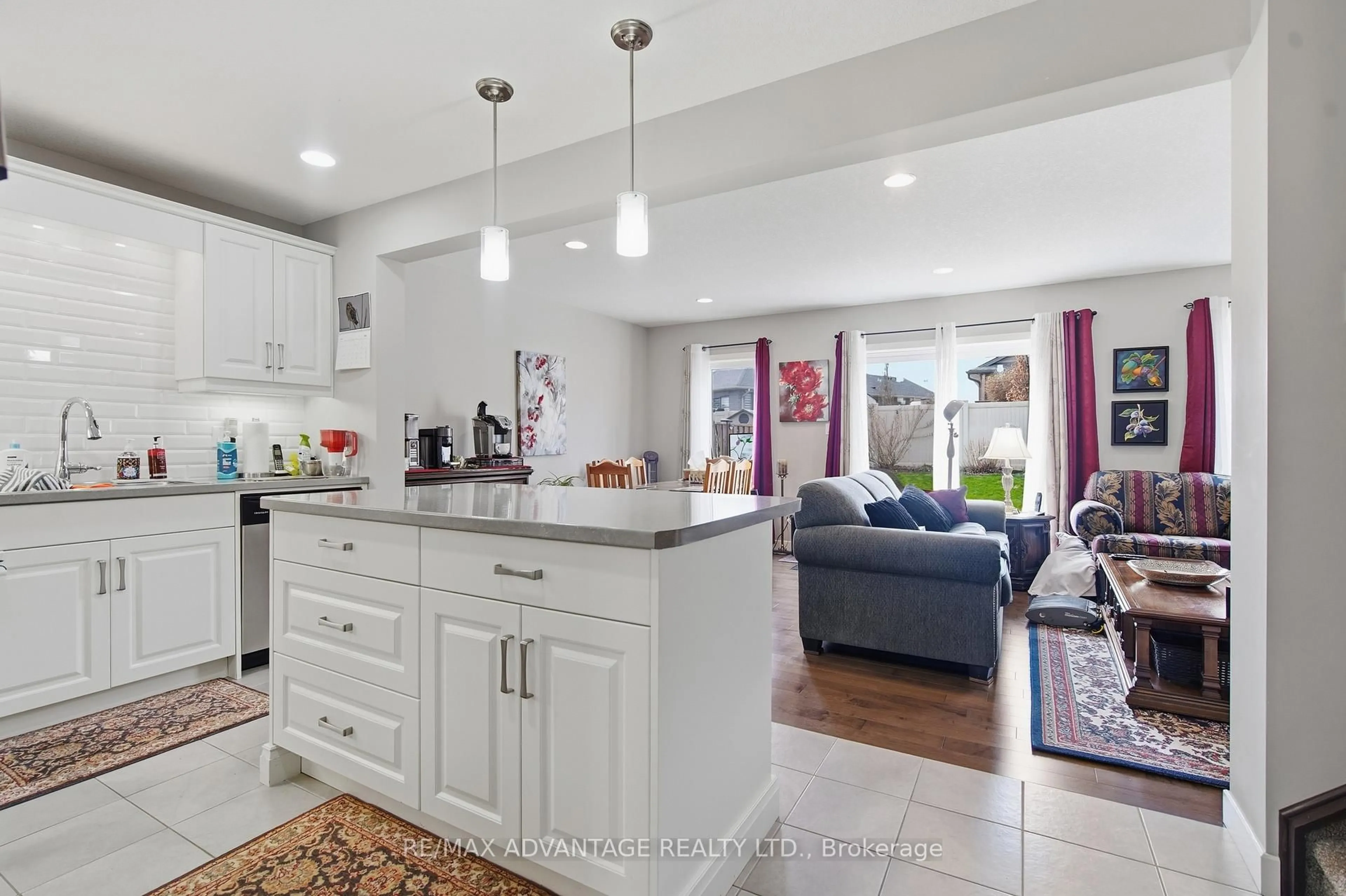 Open concept kitchen, ceramic/tile floor for 16 Empire Pkwy, St. Thomas Ontario N5R 0E9