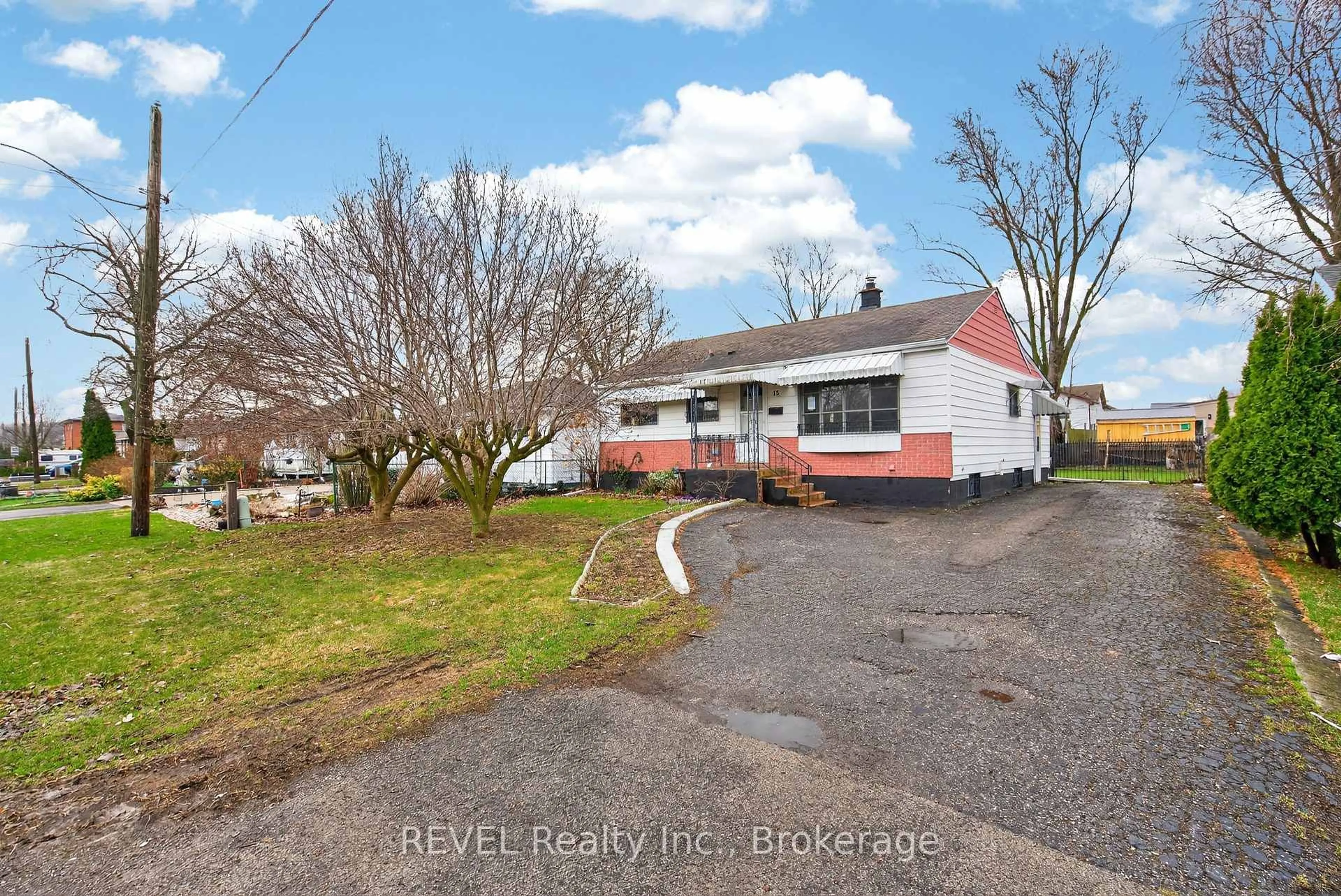 A pic from outside/outdoor area/front of a property/back of a property/a pic from drone, street for 15 Vera St, St. Catharines Ontario L2S 1C3