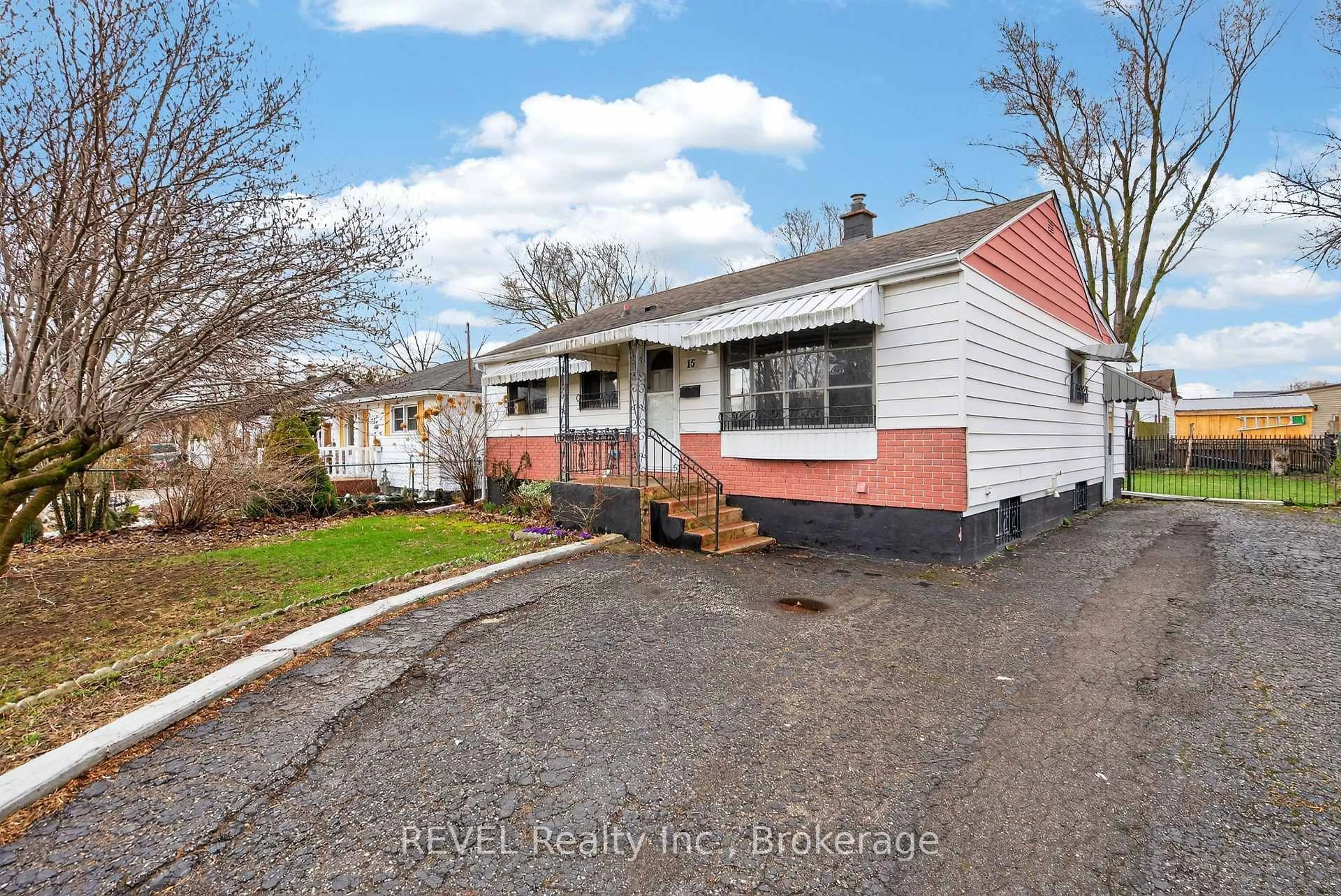 Unknown for 15 Vera St, St. Catharines Ontario L2S 1C3