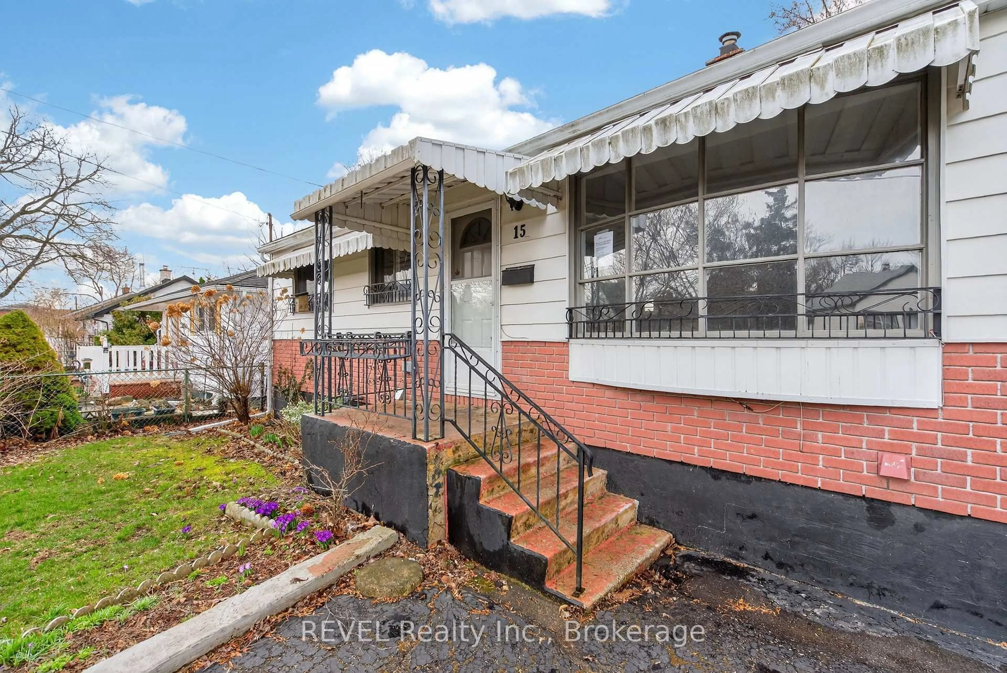 A pic from outside/outdoor area/front of a property/back of a property/a pic from drone, street for 15 Vera St, St. Catharines Ontario L2S 1C3