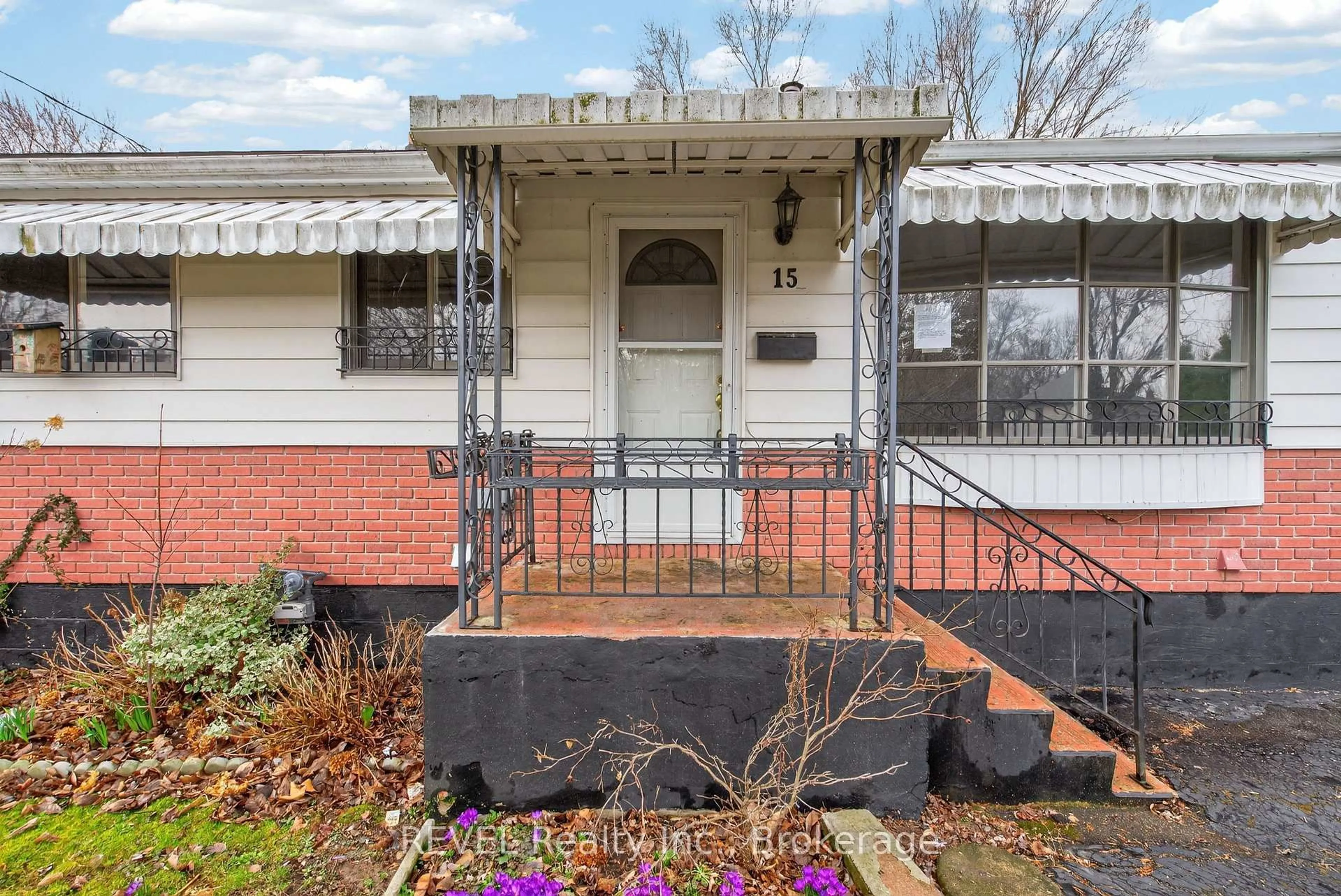 Unknown for 15 Vera St, St. Catharines Ontario L2S 1C3