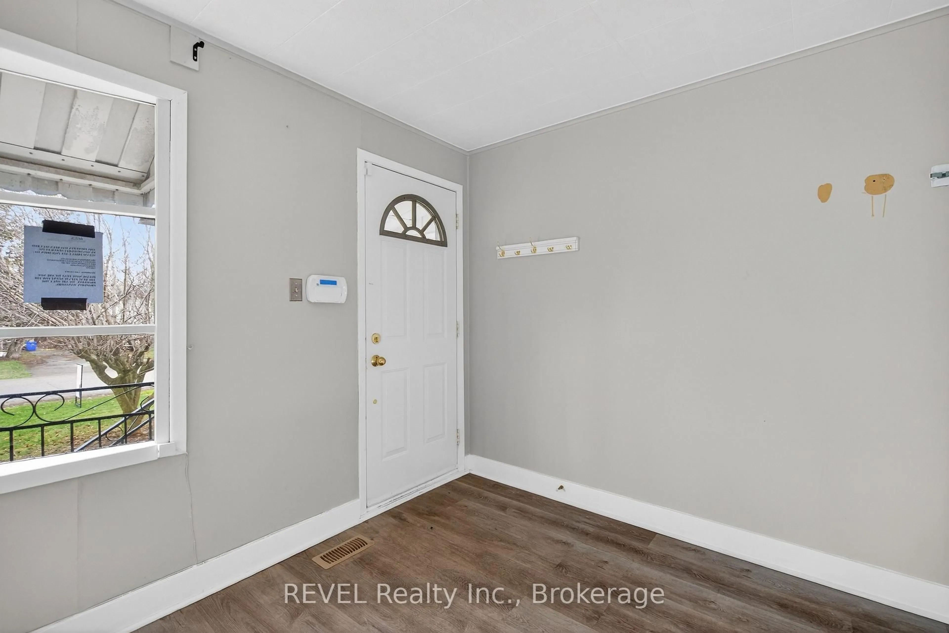 Indoor entryway for 15 Vera St, St. Catharines Ontario L2S 1C3