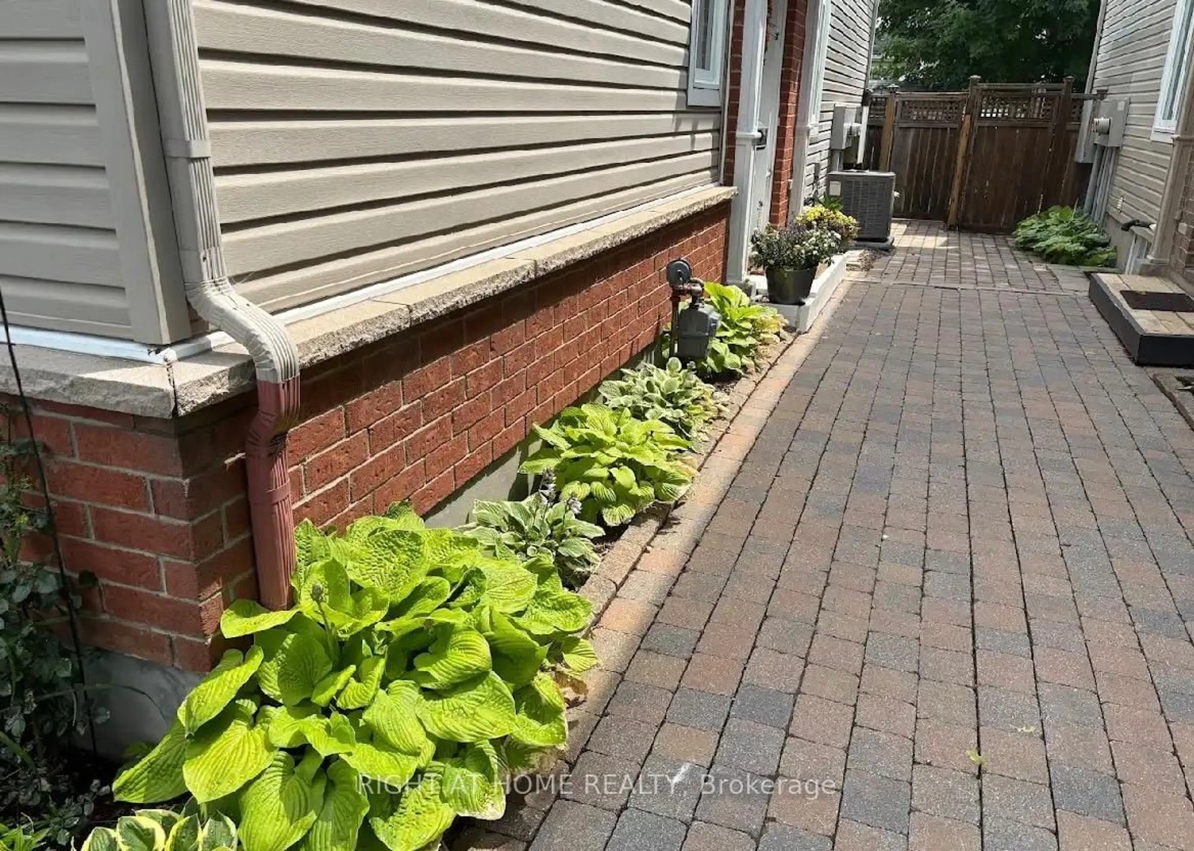 Patio, street for 29 Cresthaven Dr #D, Ottawa Ontario K2G 6T8