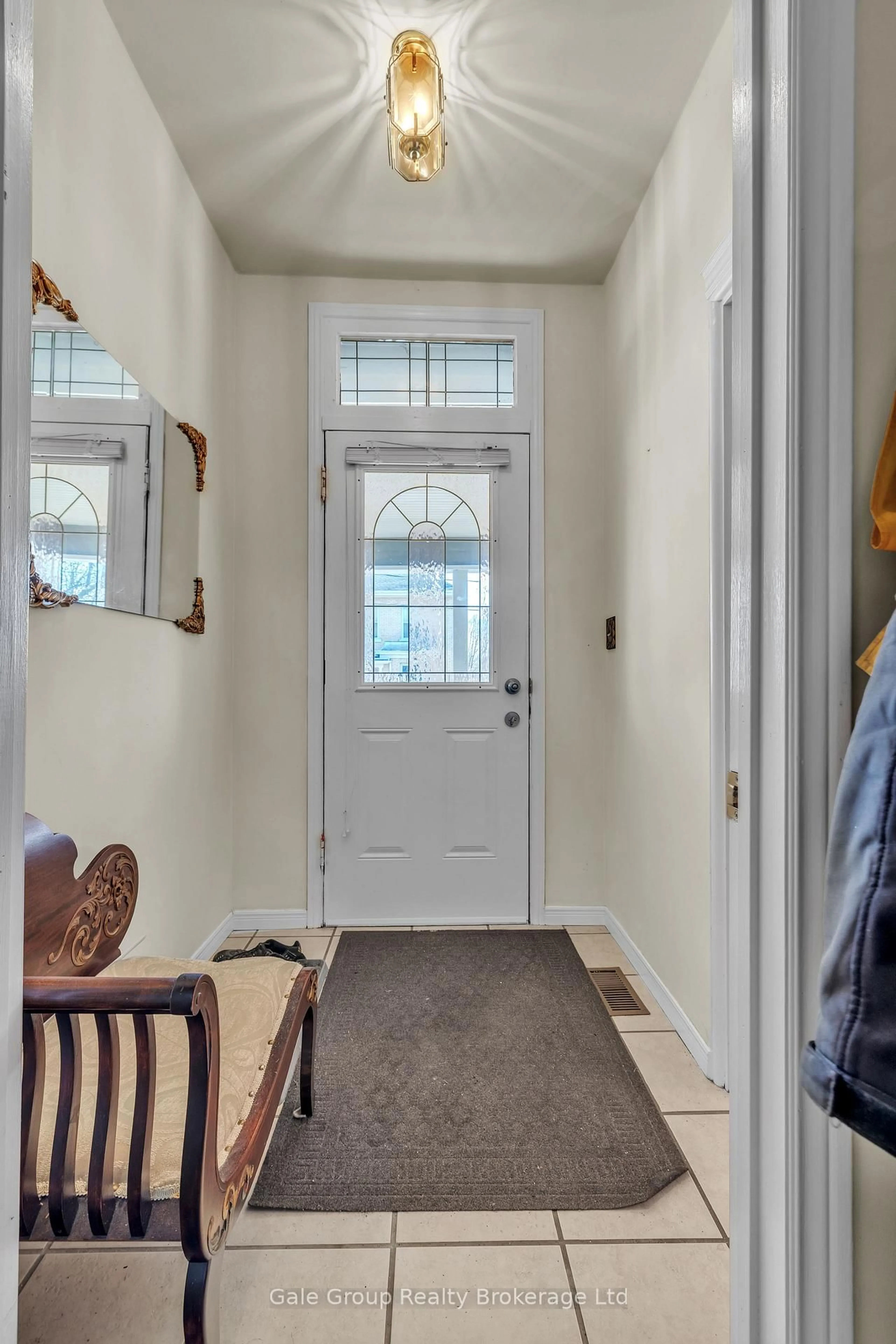 Indoor entryway for 313 Simcoe St, Woodstock Ontario N4S 1J2