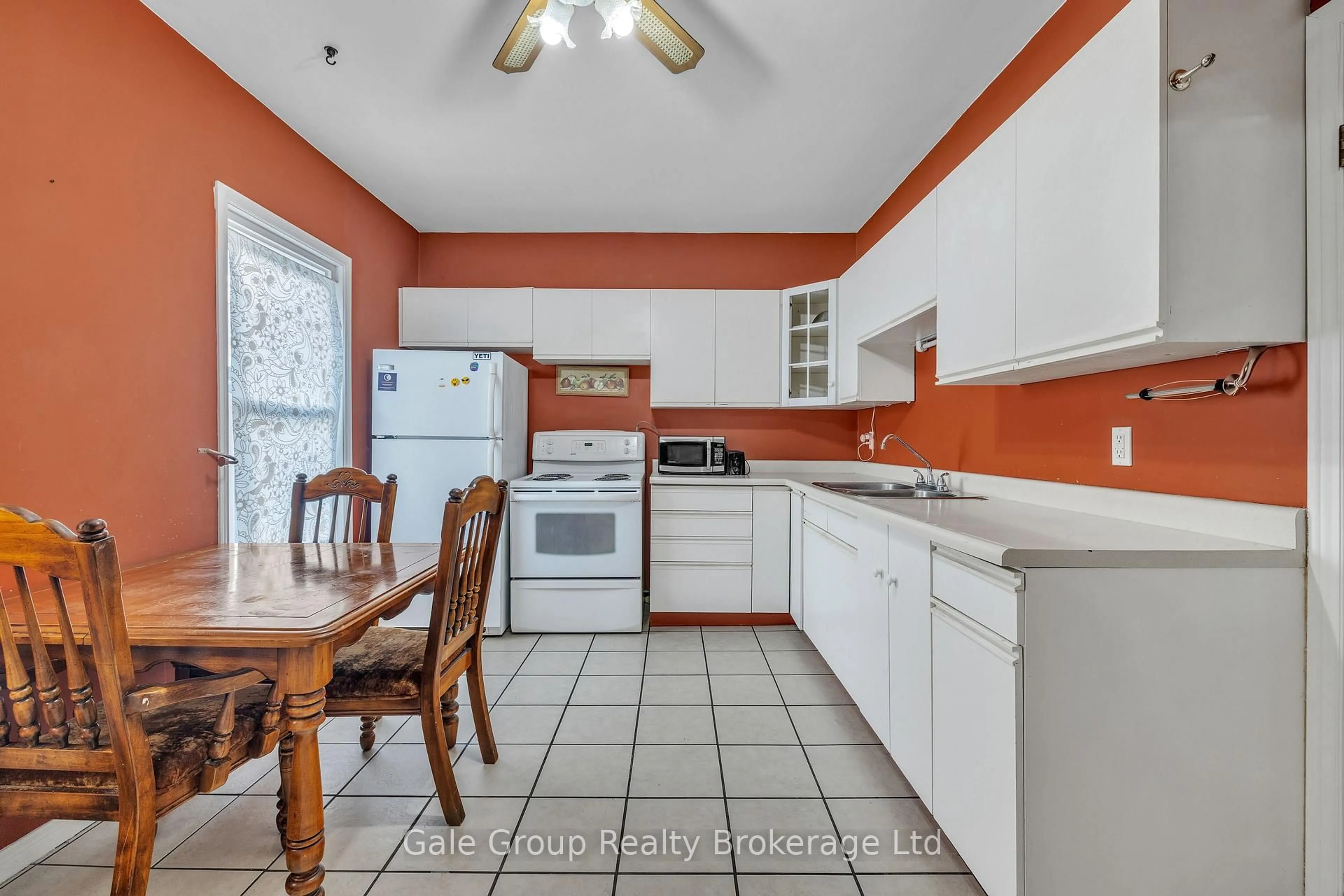 Standard kitchen, ceramic/tile floor for 313 Simcoe St, Woodstock Ontario N4S 1J2