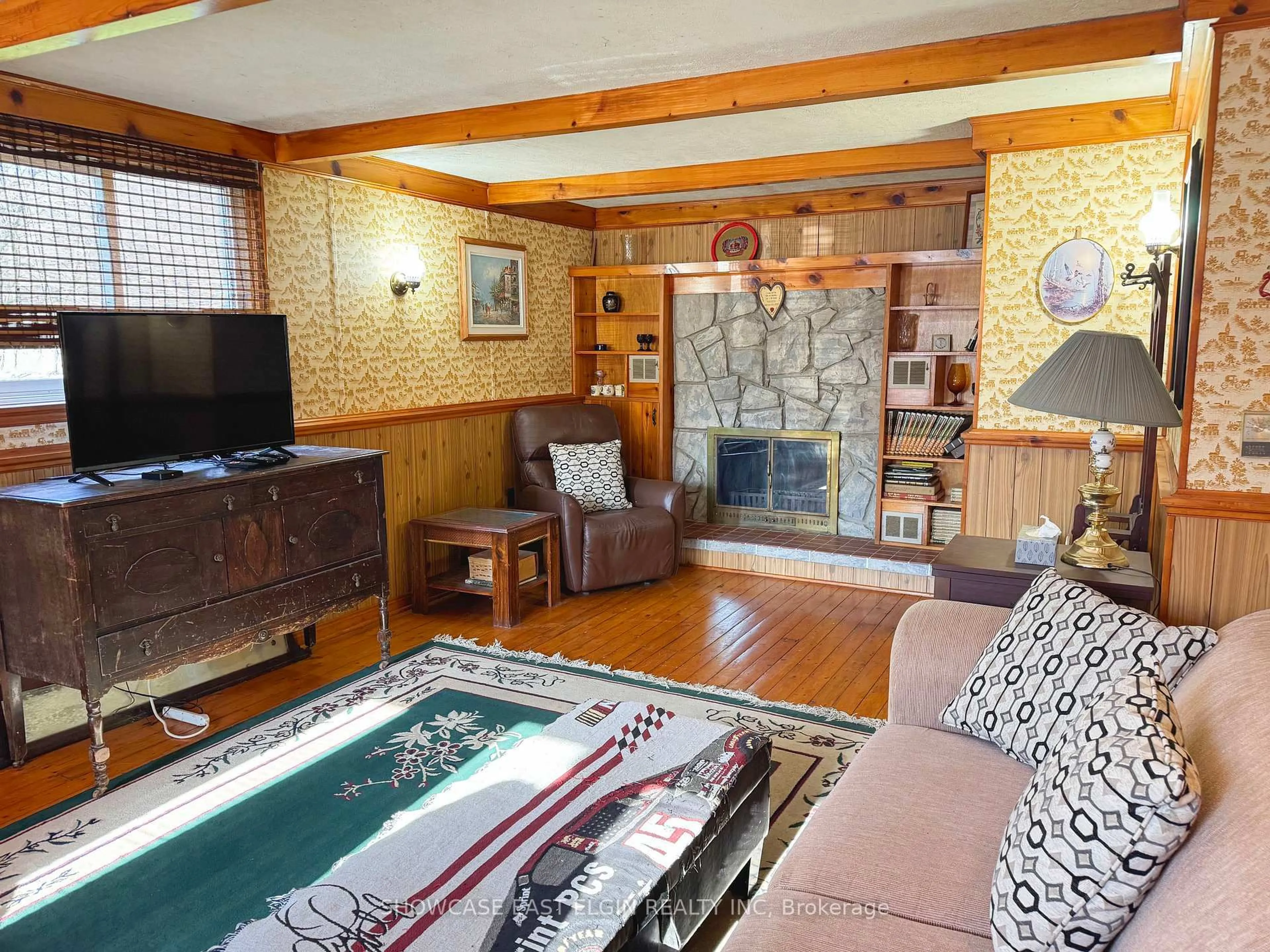 Living room with furniture, unknown for 32 Edison Dr, Bayham Ontario N0J 1Z0